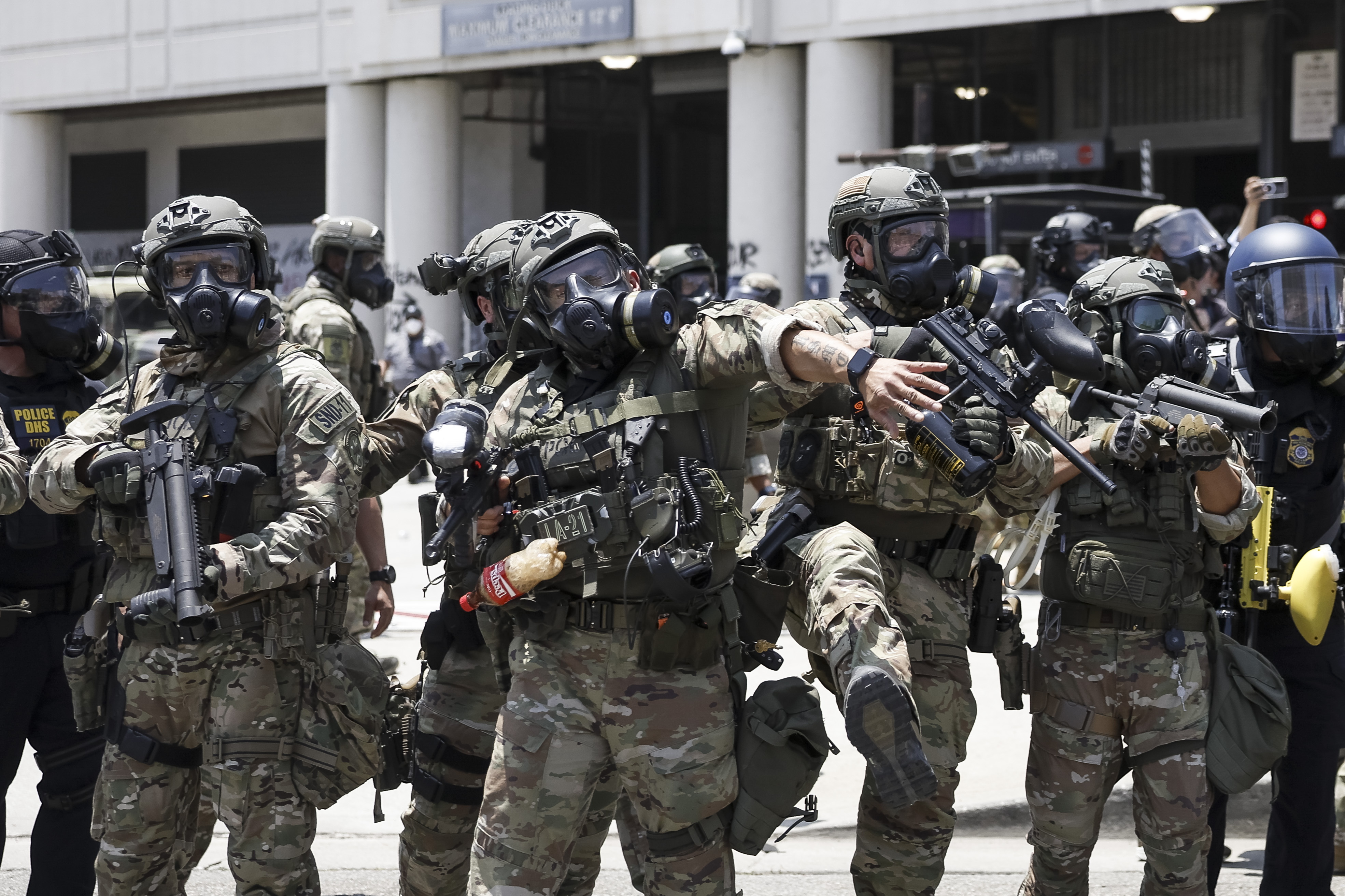 El presidente Donald Trump prometió que las tropas asegurarán "una muy severa legalidad y orden", mientras parece dejar la puerta abierta a que haya más despliegues militares en otras ciudades. (Foto Prensa Libre: EFE)