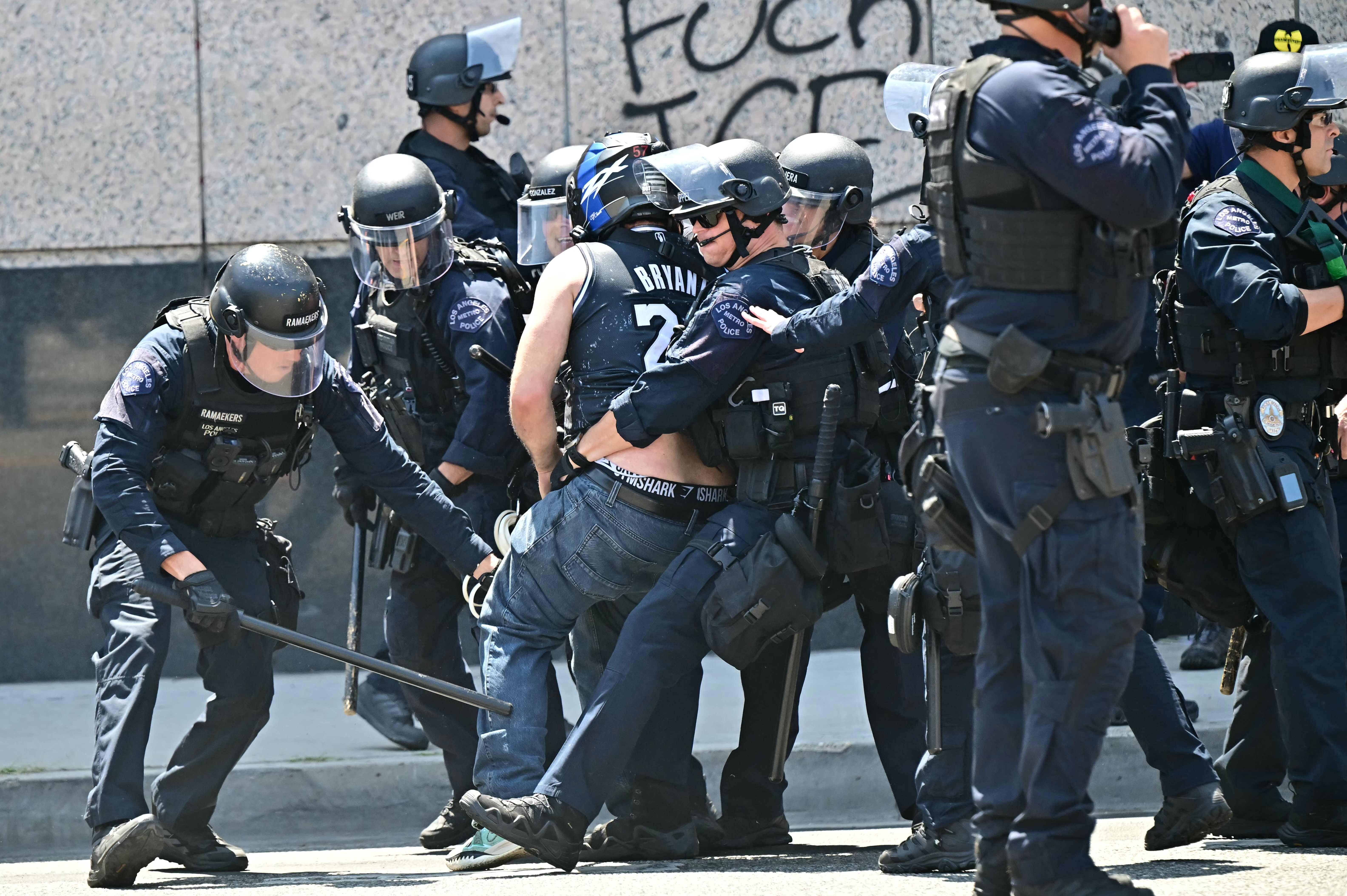 El presidente de Estados Unidos, Donald Trump, ordenó el sábado el despliegue en Los Ángeles de 2.000 efectivos de la Guardia Nacional para controlar las protestas contra las redadas que realizan agentes federales de inmigración. (Foto Prensa Libre: AFP).