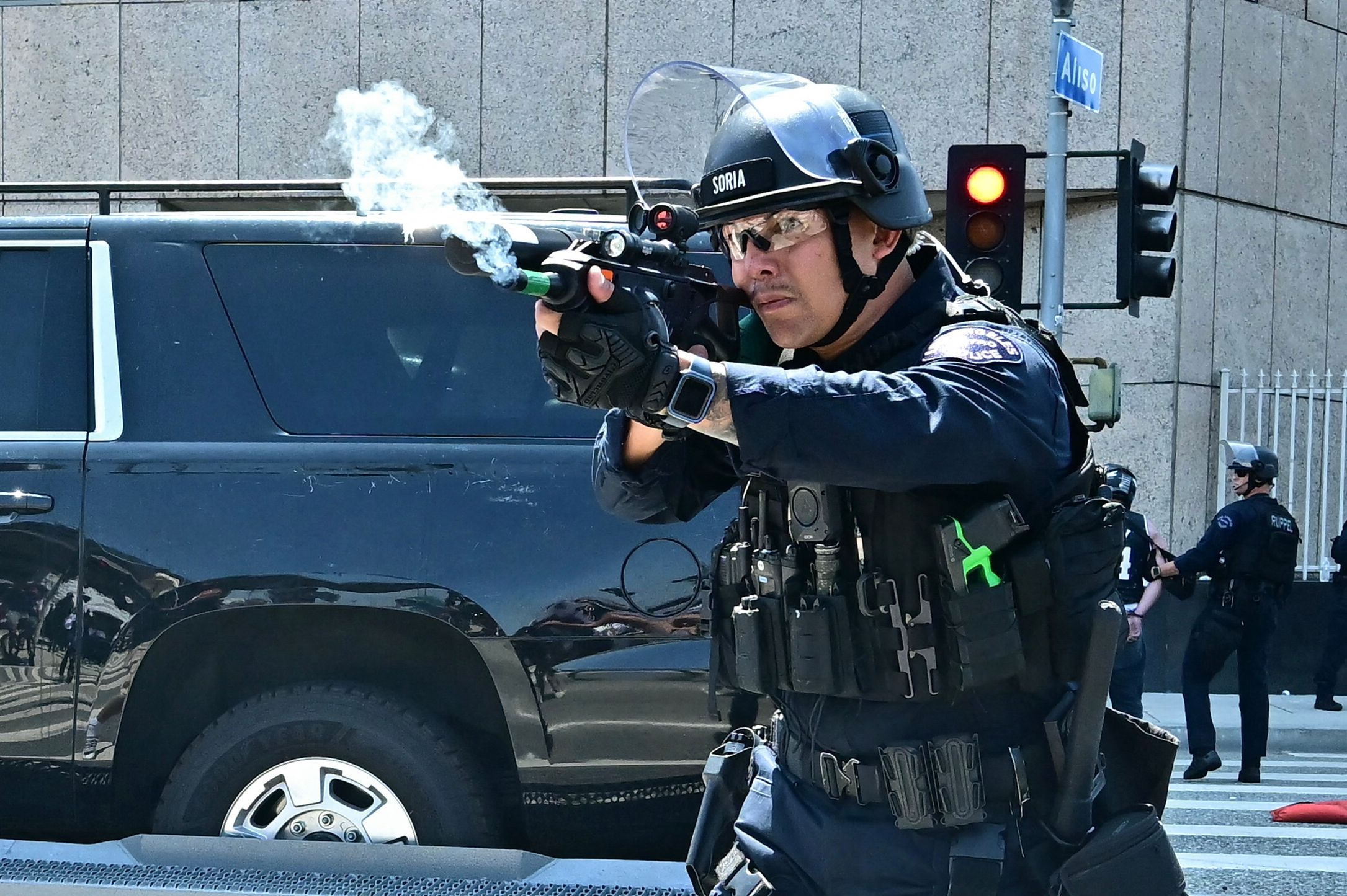 Las fuerzas del orden se enfrentaron con manifestantes frente al Centro de Detención Metropolitano (MDC), en el centro de Los Ángeles, California, este domingo 8 de junio de 2025. (Foto Prensa Libre: AFP). 