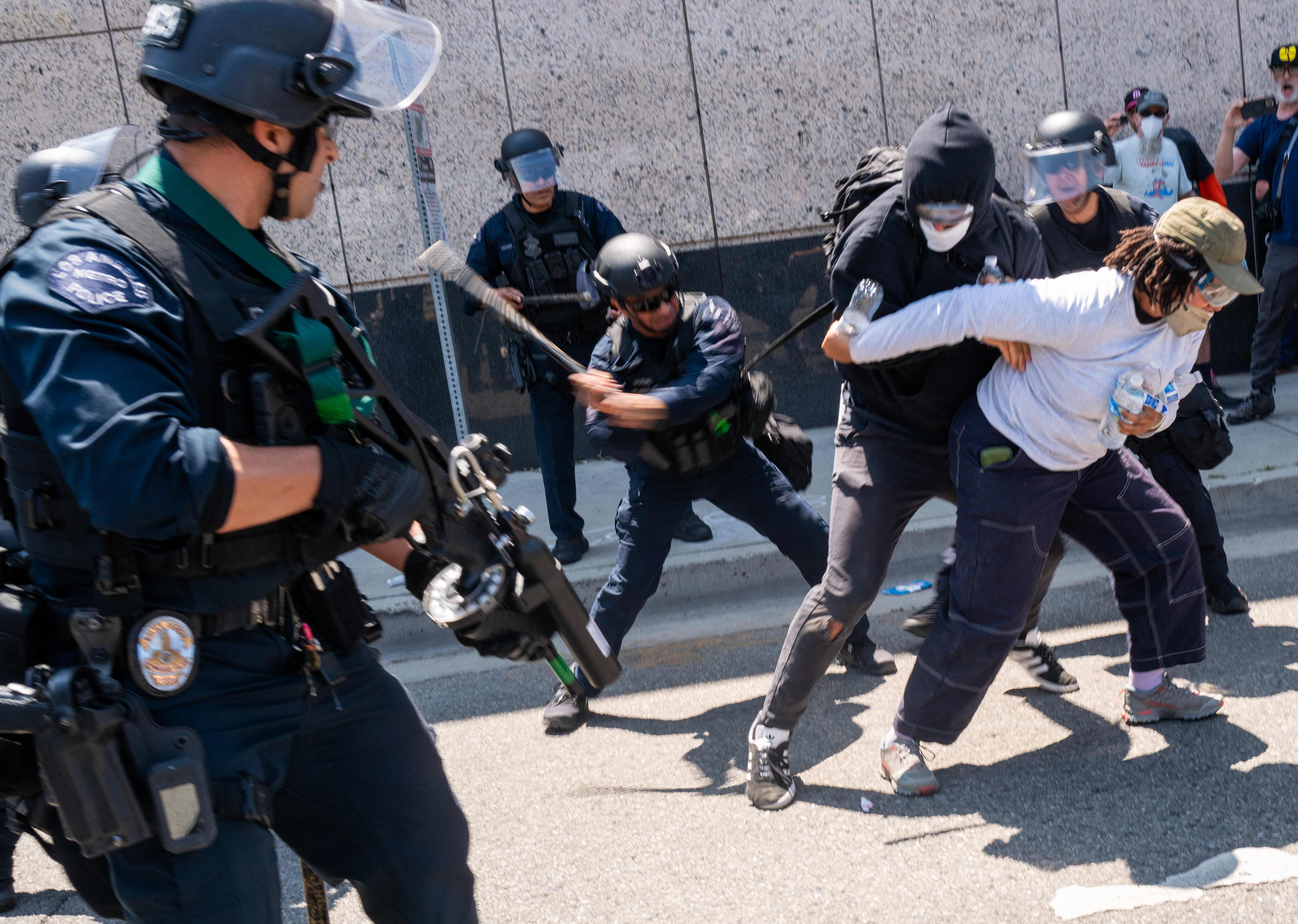 La Guardia Nacional, la policía y los manifestantes  se enfrentan afuera de una cárcel, del centro de Los Ángeles, luego de tres días de enfrentamientos con la policía en Los Ángeles, California.  (Foto Prensa Libre: AFP)