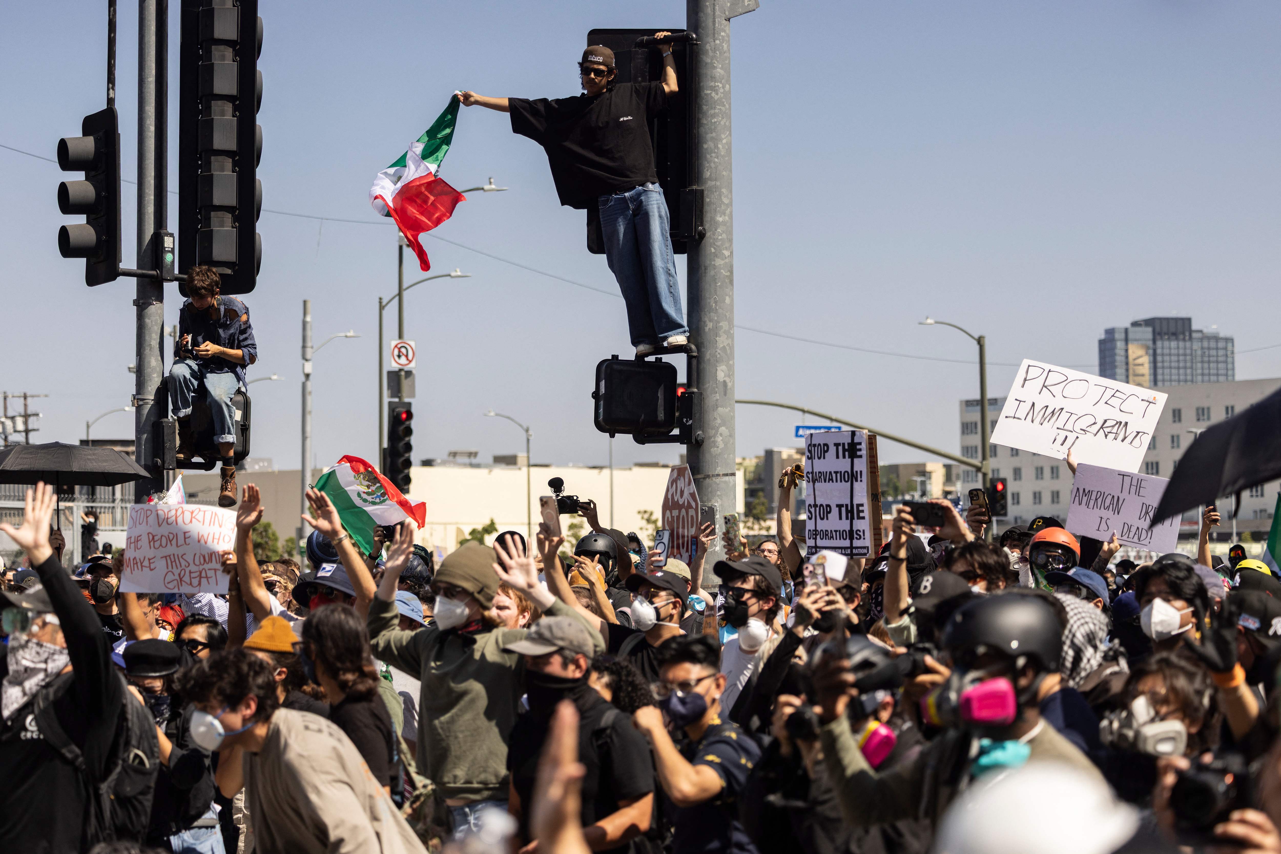 La alcaldesa de Los Angeles, Karen Bass, dijo el domingo, a un canal local, que durante la noche del sábado, fueron cometidos "actos de vandalismo" pero sostuvo que la situación "está bajo control" (Foto Prensa Libre:  AFP)