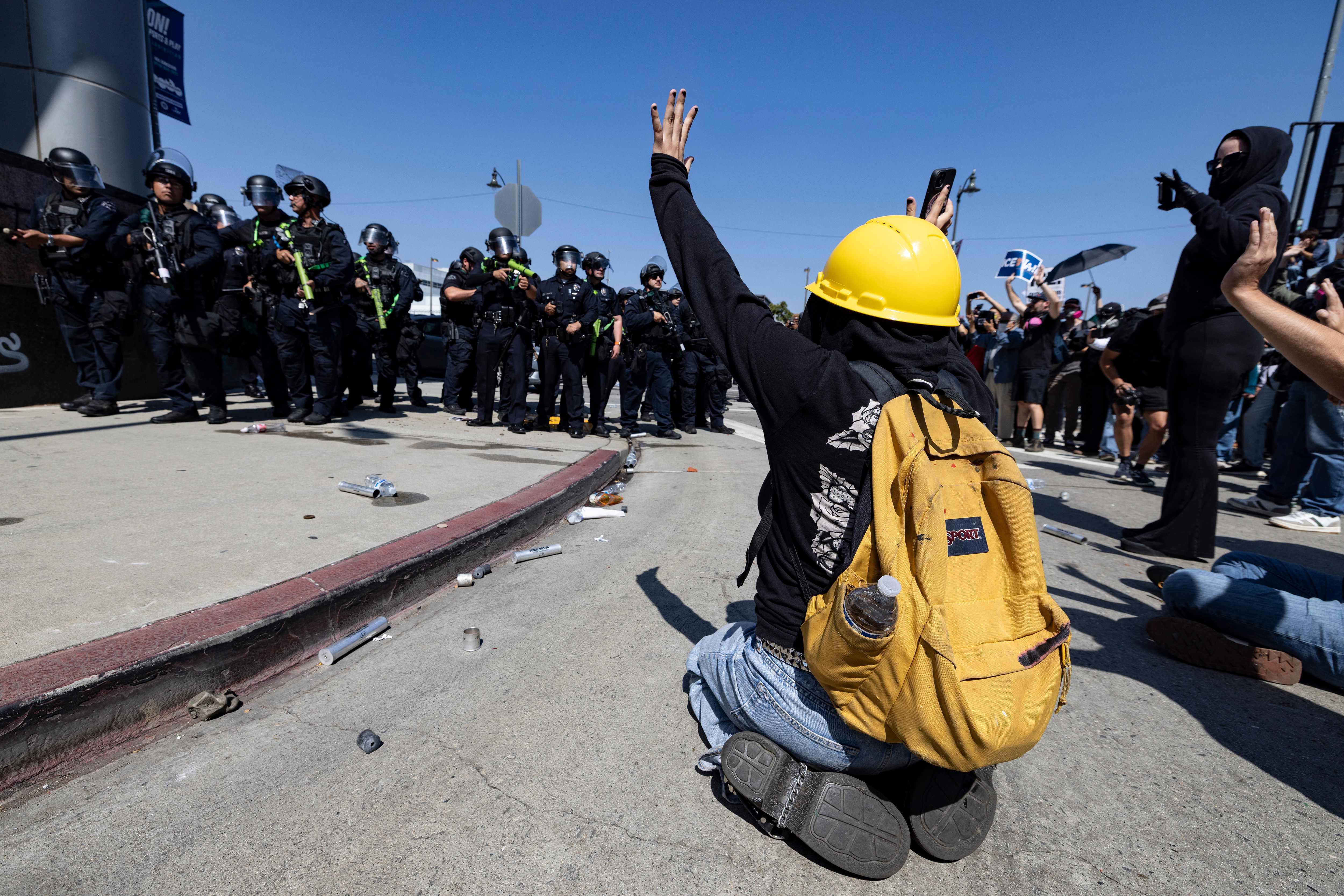 Una movilización masiva de rechazo a las redadas contra migrantes, protestan en contra de las redadas en Los Ángeles, California. (Foto Prensa Libre: AFP). 