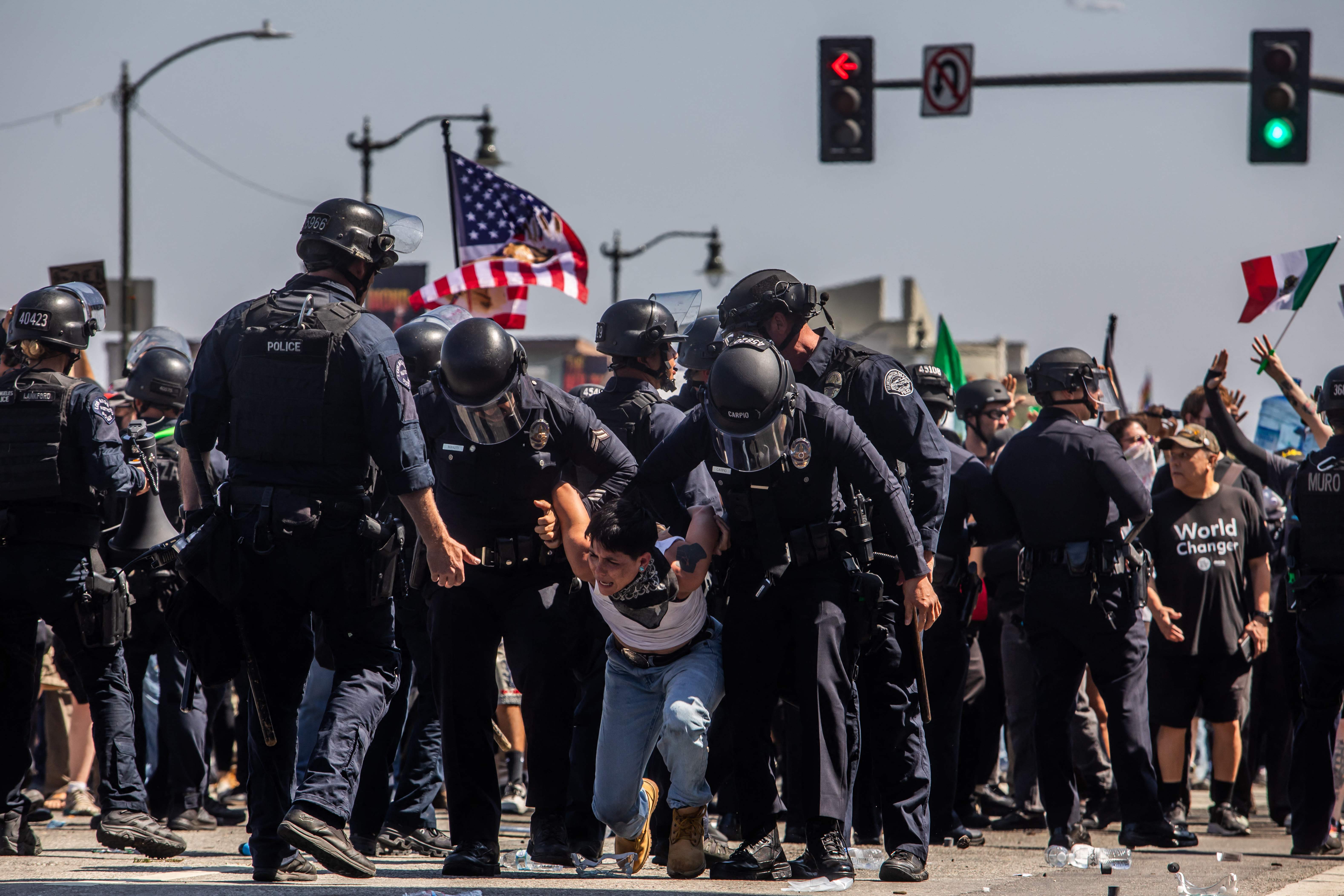 La tensión en Los Ángeles continúa alta, después de que la administración Trump desplegara a la Guardia Nacional, en contra de la voluntad de los líderes municipales. (Foto Prensa Libre: AFP). 