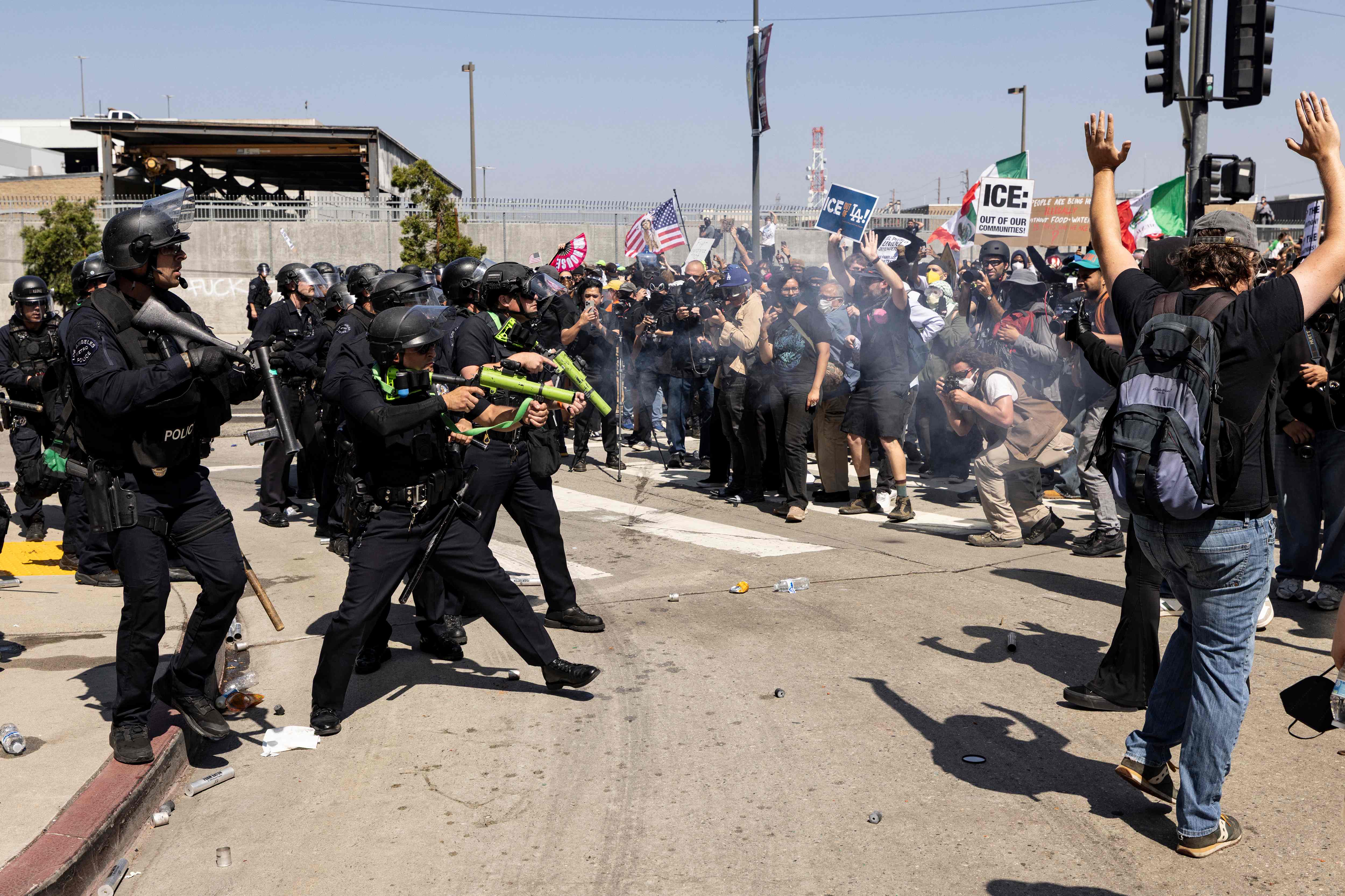 Las fuerzas del orden disparan municiones no letales, contra los manifestantes durante los enfrentamientos frente al edificio federal en Los Ángeles, California. (Foto Prensa Libre: AFP).