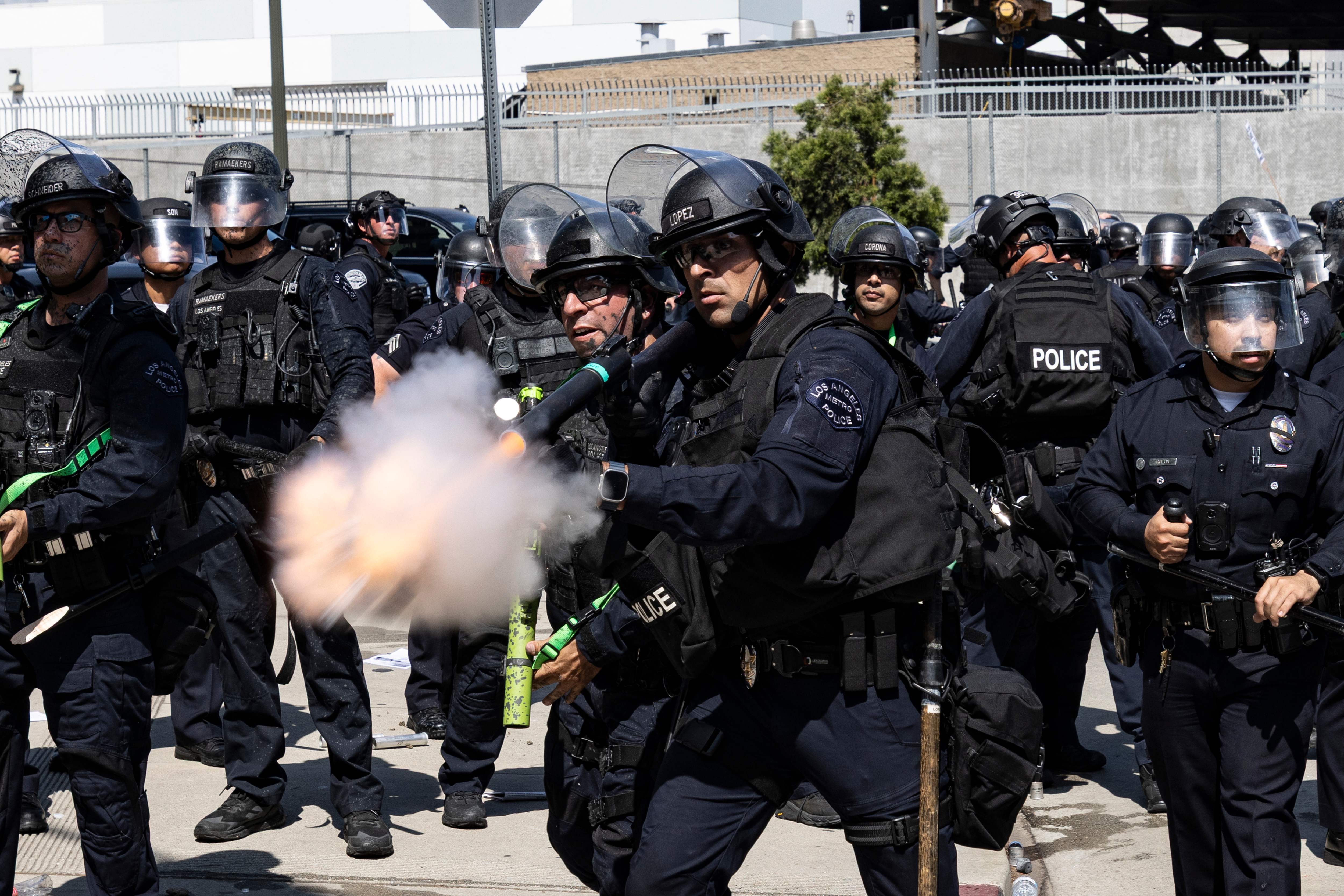 En los tres últimos días, agentes federales dispararon granadas aturdidoras y gases lacrimógenos contra una multitud, movilizada en contra de las detenciones de decenas de migrantes, en la ciudad de Los Ángeles, California, EE.UU., con fuerte población latina. (Foto Prensa Libre: AFP