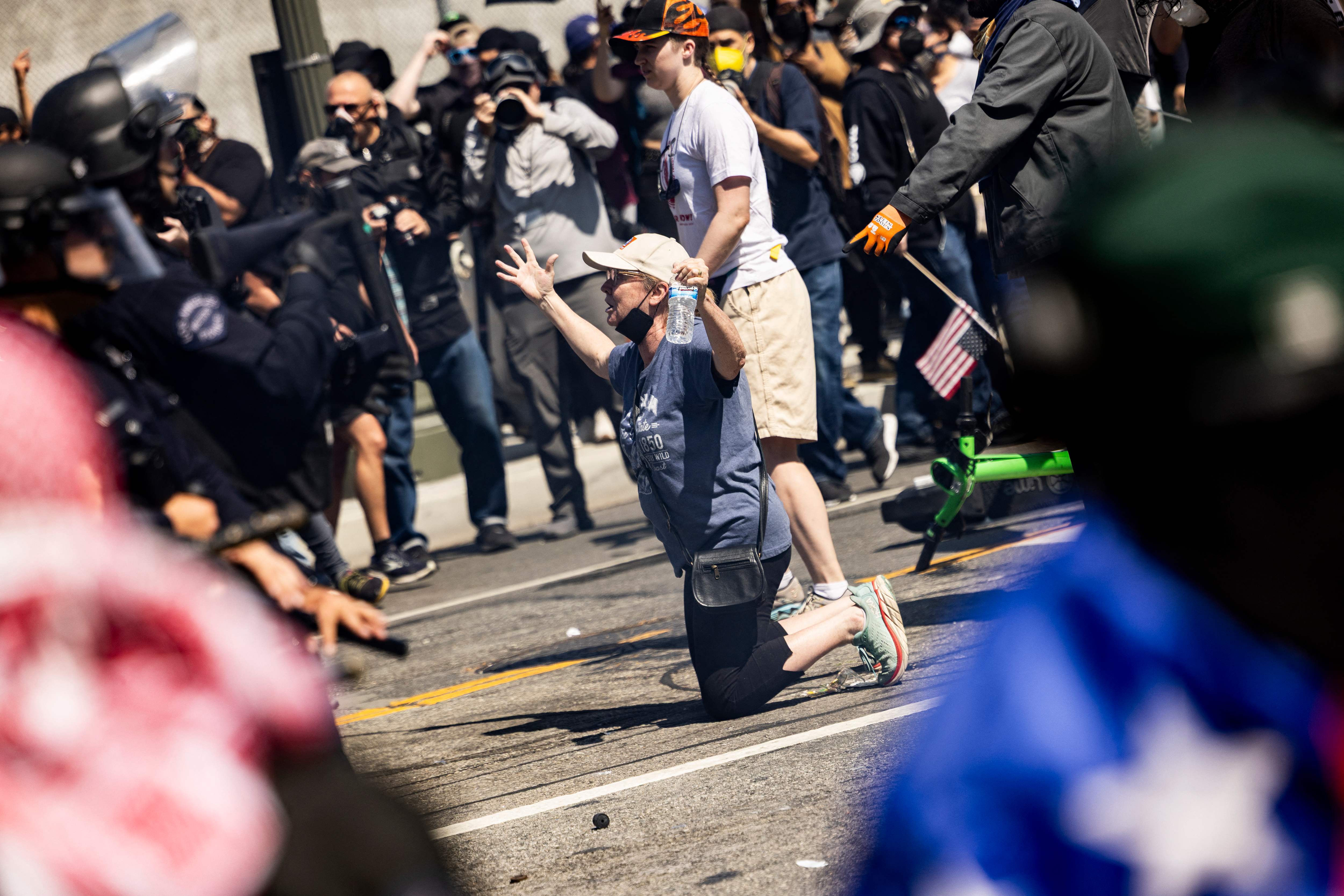 Un manifestante reacciona durante enfrentamientos con las fuerzas del orden público, durante una protesta por  las redadas contra migrantes indocumentados, en Los Ángeles, California, (Foto Prensa Libre: AFP). 