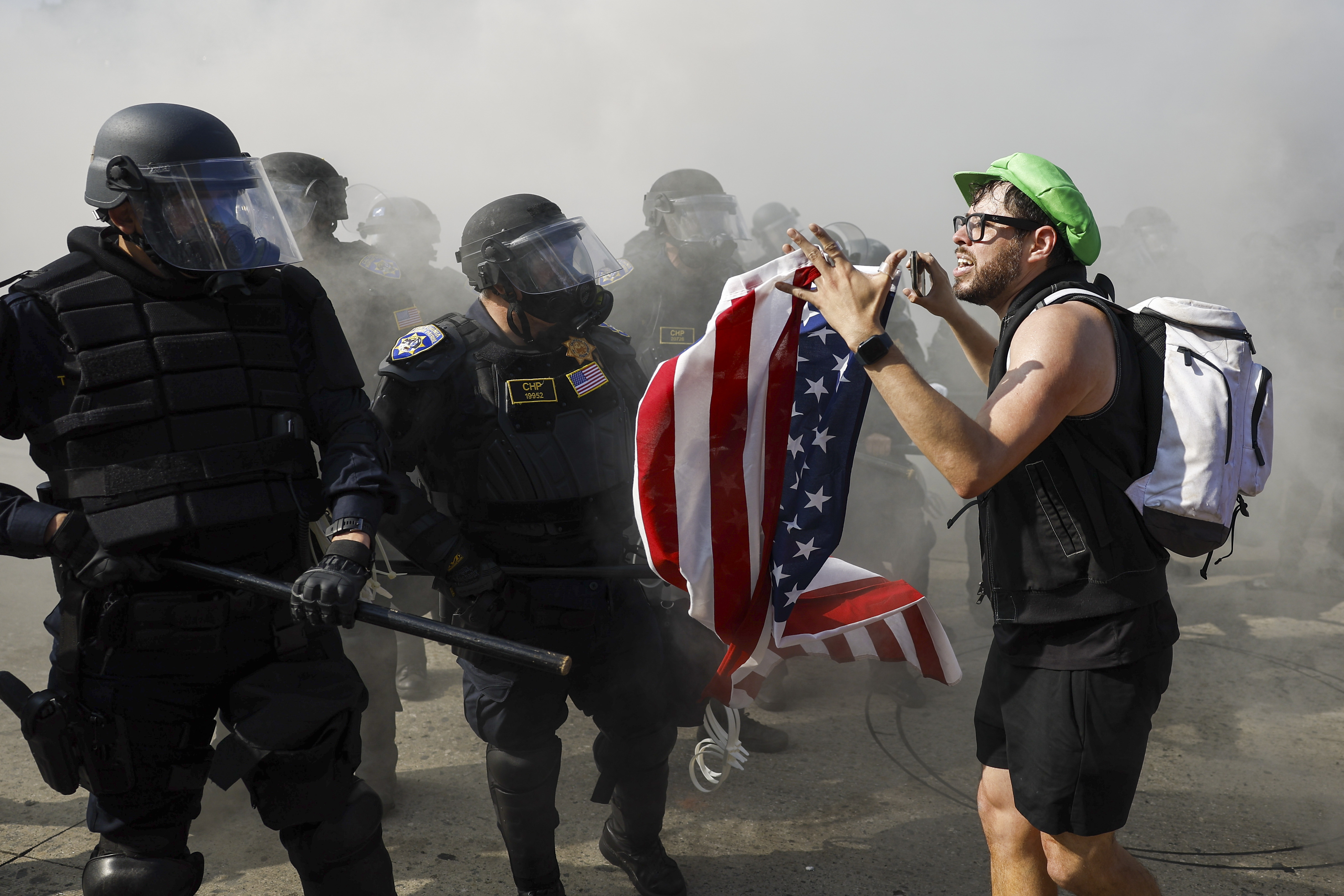 La policía actúa para contrarrestar a los activistas que protestan contra las redadas migratorias, deteniendo el tráfico en la autopista 101, cerca del Edificio Federal Edward R. Roybal, en Los Ángeles, California. (Foto Prensa Libre: EFE). 