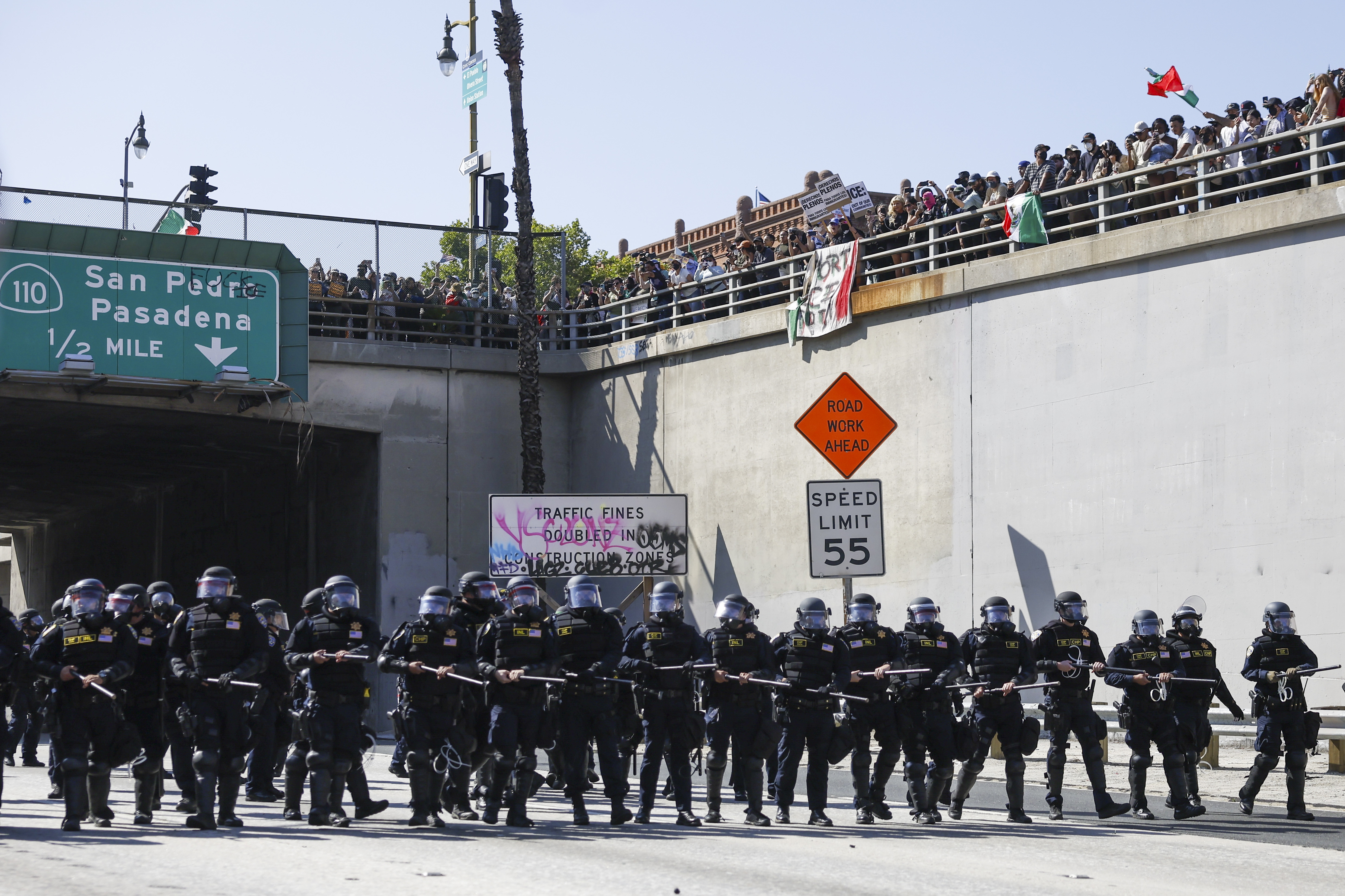 Autoridades volvieron a enfrentarse el domingo con manifestantes en Los Ángeles mientras tropas de la Guardia Nacional empezaron a desplegarse en la segunda ciudad más poblada de Estados Unidos, tras tres días de protestas, por redadas contra inmigrantes sin documentación. (Foto Prensa Libre EFE)