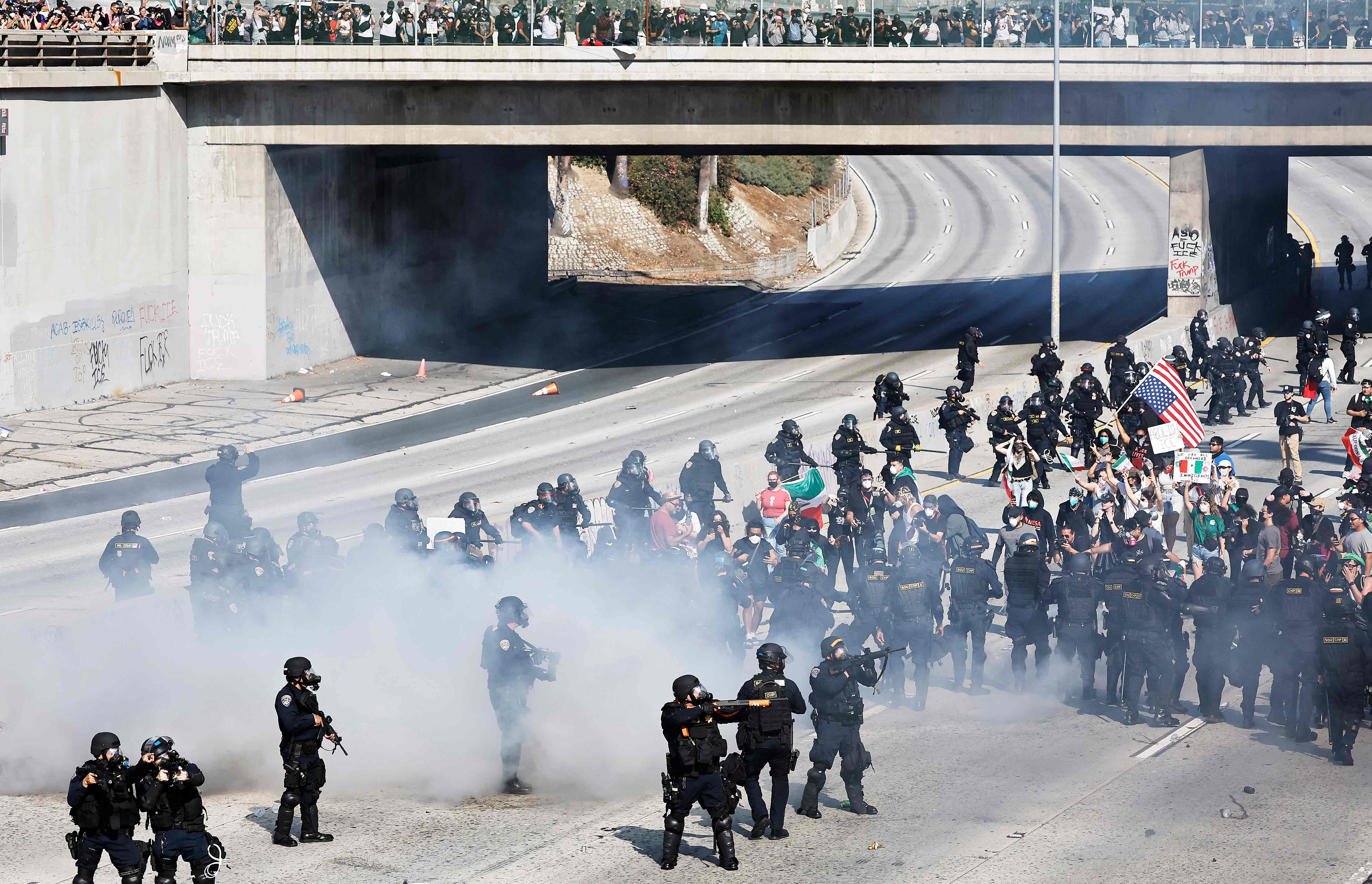 Agentes de la Patrulla de Carreteras de California (CHP) dispersan a los manifestantes que bloqueaban la autopista 101 el 8 de junio de 2025 en Los Ángeles, California. (Foto Prensa Libre: AFP)