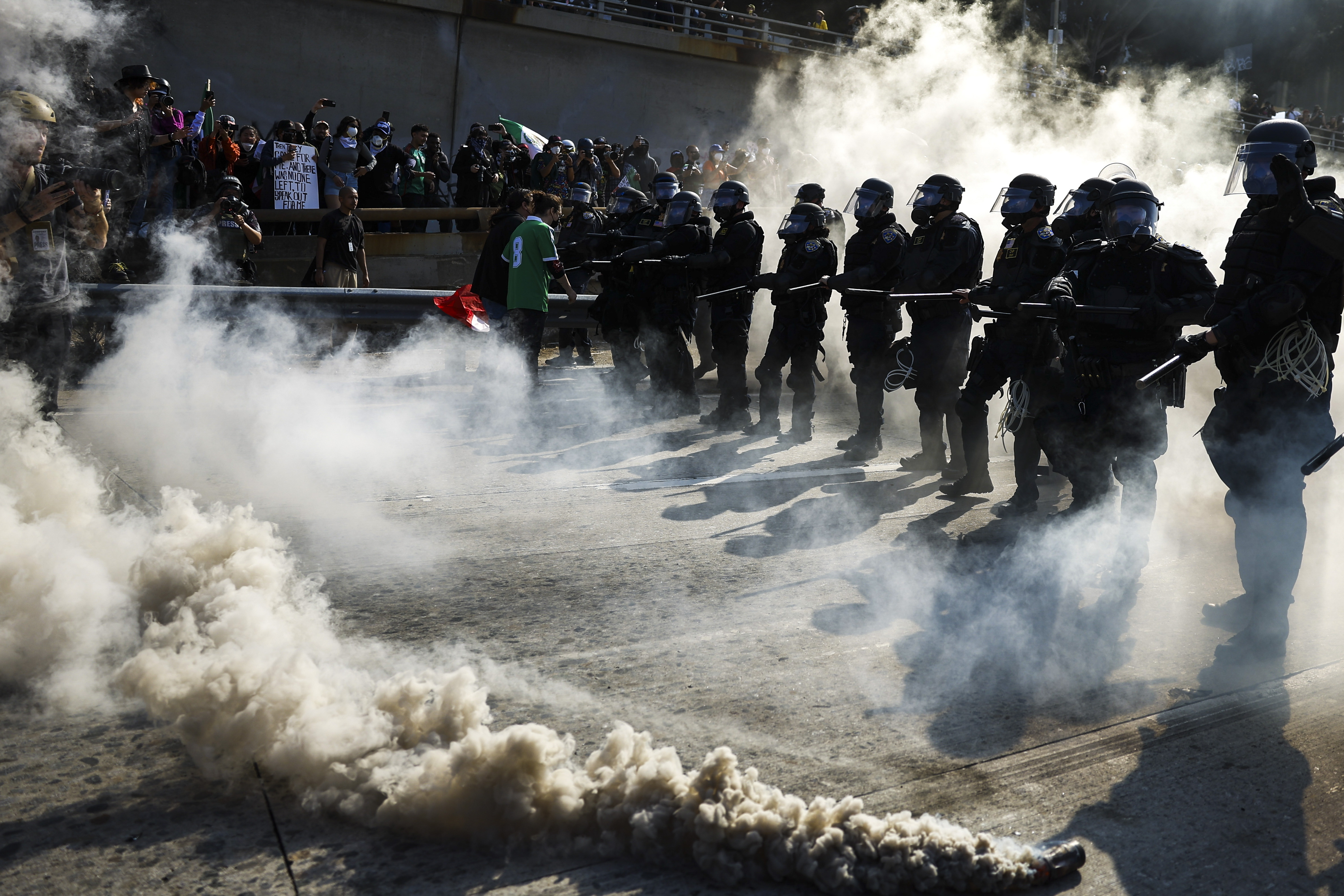 La policía se moviliza para contrarrestar a los activistas que protestan contra las redadas migratorias, deteniendo el tráfico en la autopista 101 cerca del Edificio Federal Edward R. Roybal en Los Ángeles, California, (Foto Prensa Libre: EFE). 