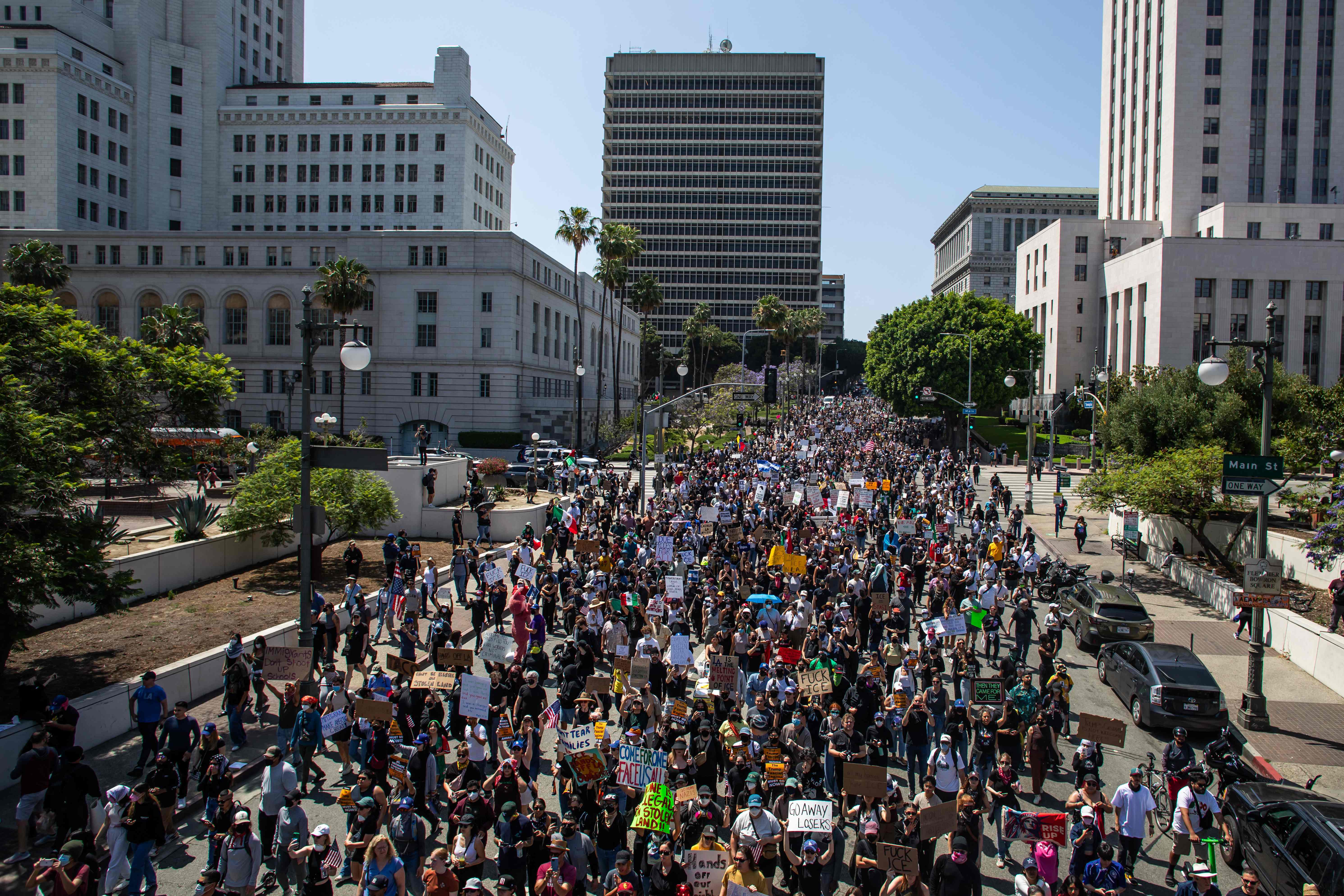 Manifestantes contra las redadas migratorias marchan desde el Ayuntamiento de Los Ángeles, hasta el Edificio Federal de Los Ángeles, este domingo 8 de junio de 2025. (Foto Prensa Libre: AFP)