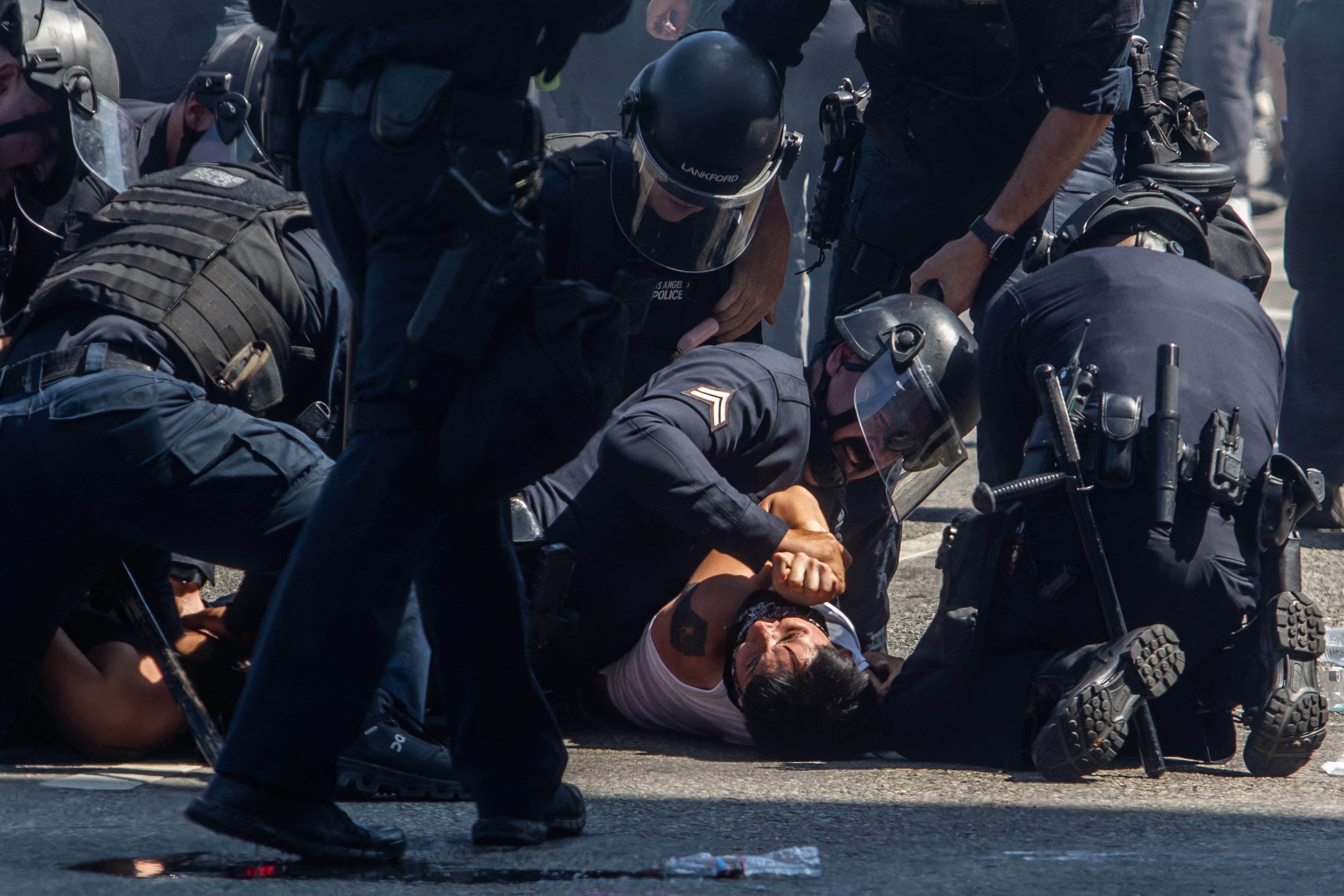 La policía de Los Ángeles arresta a varios inconformes durante el tercer día de protestas violentas en Los Ángeles, California. (Foto Prensa Libre: AFP)