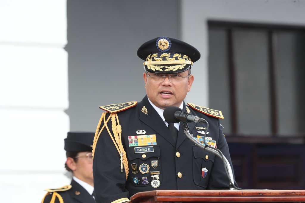 Henry Saenz Ramos, ministro de la Defensa, brinda su discurso desde el podio en el acto oficial por el aniversario del Ejército.