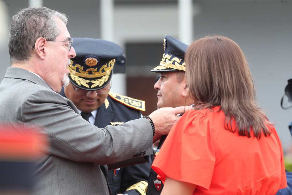 El presidente Bernardo Arévalo y el ministro Henry Saenz colocan las insignias a Erwin Gómez Barrera tras su ascenso como jefe del Estado Mayor.