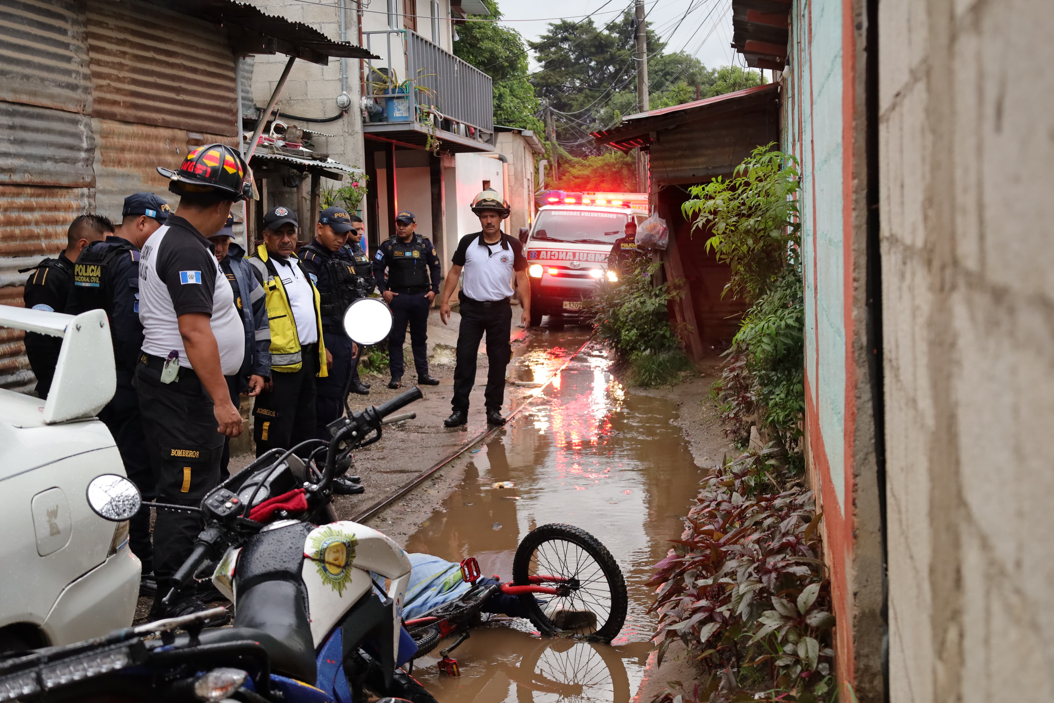 Un menor de aproximadamente 12 años murió en un ataque armado en Ciudad Real 1, Villa Nueva. El cuerpo quedó sobre la bicicleta en la que se conducía. (Foto Prensa Libre: CVB)