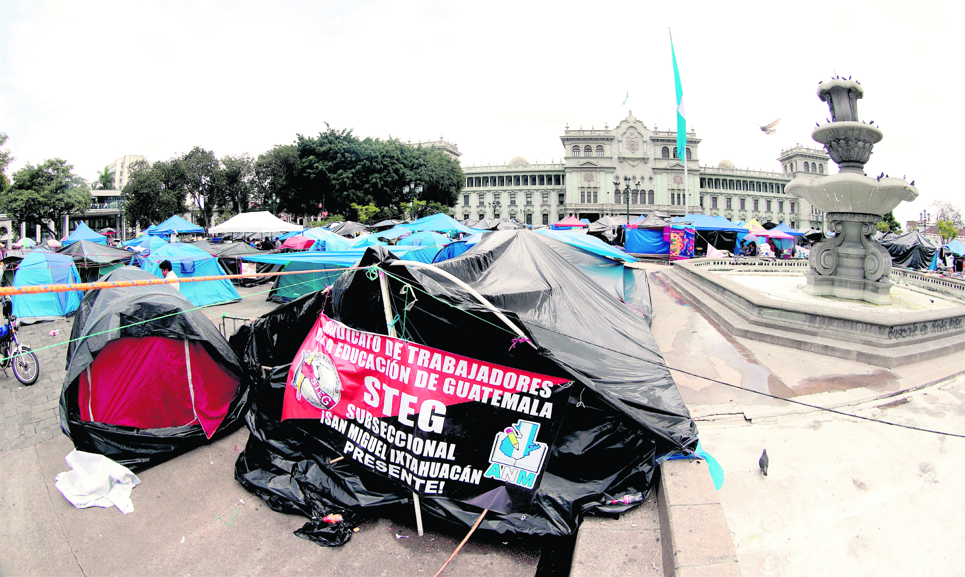 Los docentes no han levantado las medidas de hecho pese a órdenes judiciales. Fotografía: Prensa Libre,.