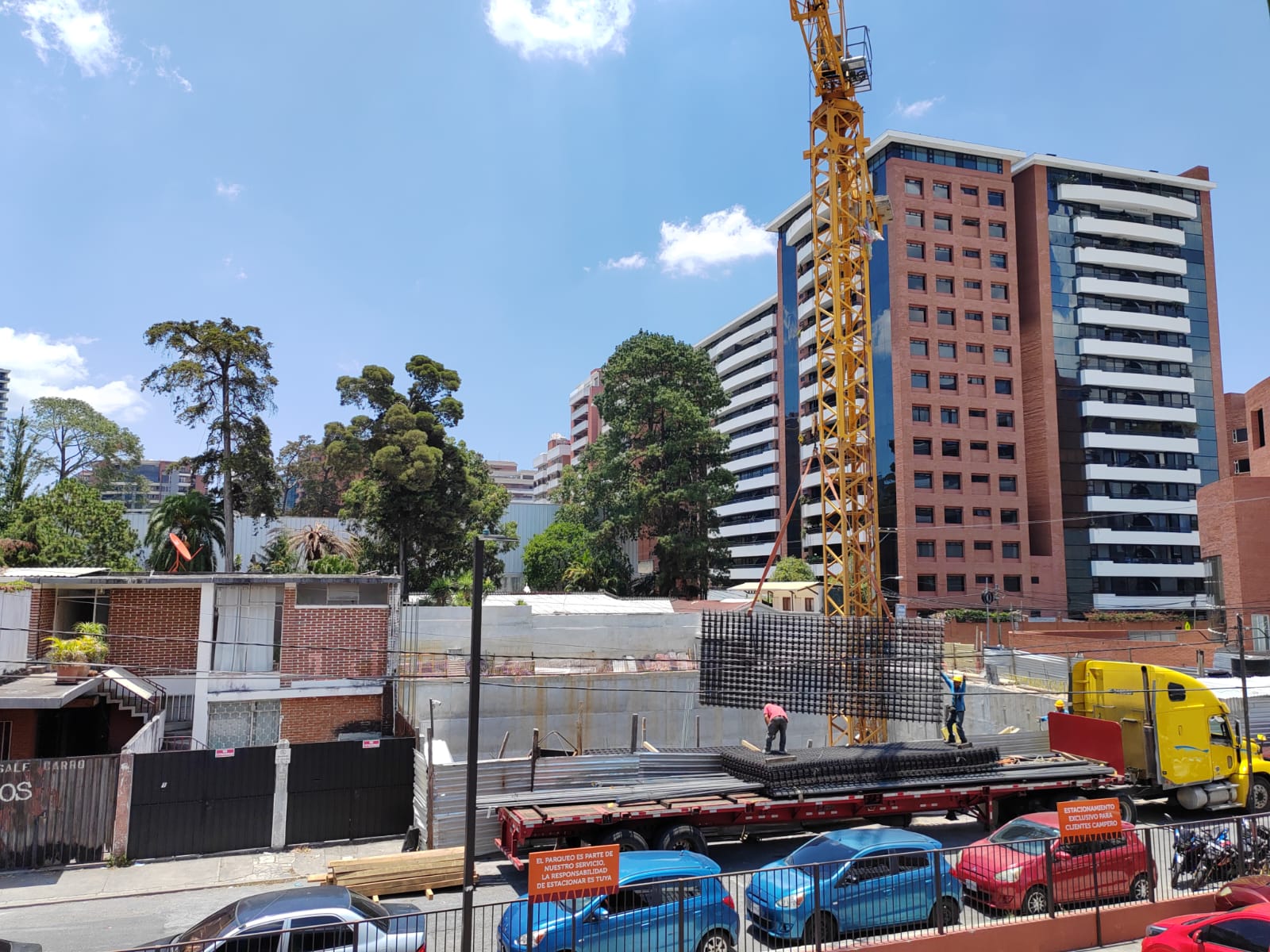 El desarrollo inmobiliario no solo transforma el paisaje urbano, también impulsa el crecimiento económico y la generación de empleo en Guatemala. (Foto, Prensa Libre: Glenda Burrión)