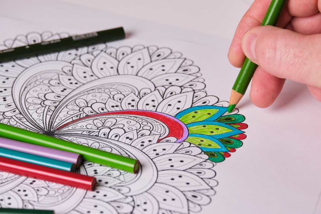 Pintando mandala con lápices de colores. Pintura relajante.