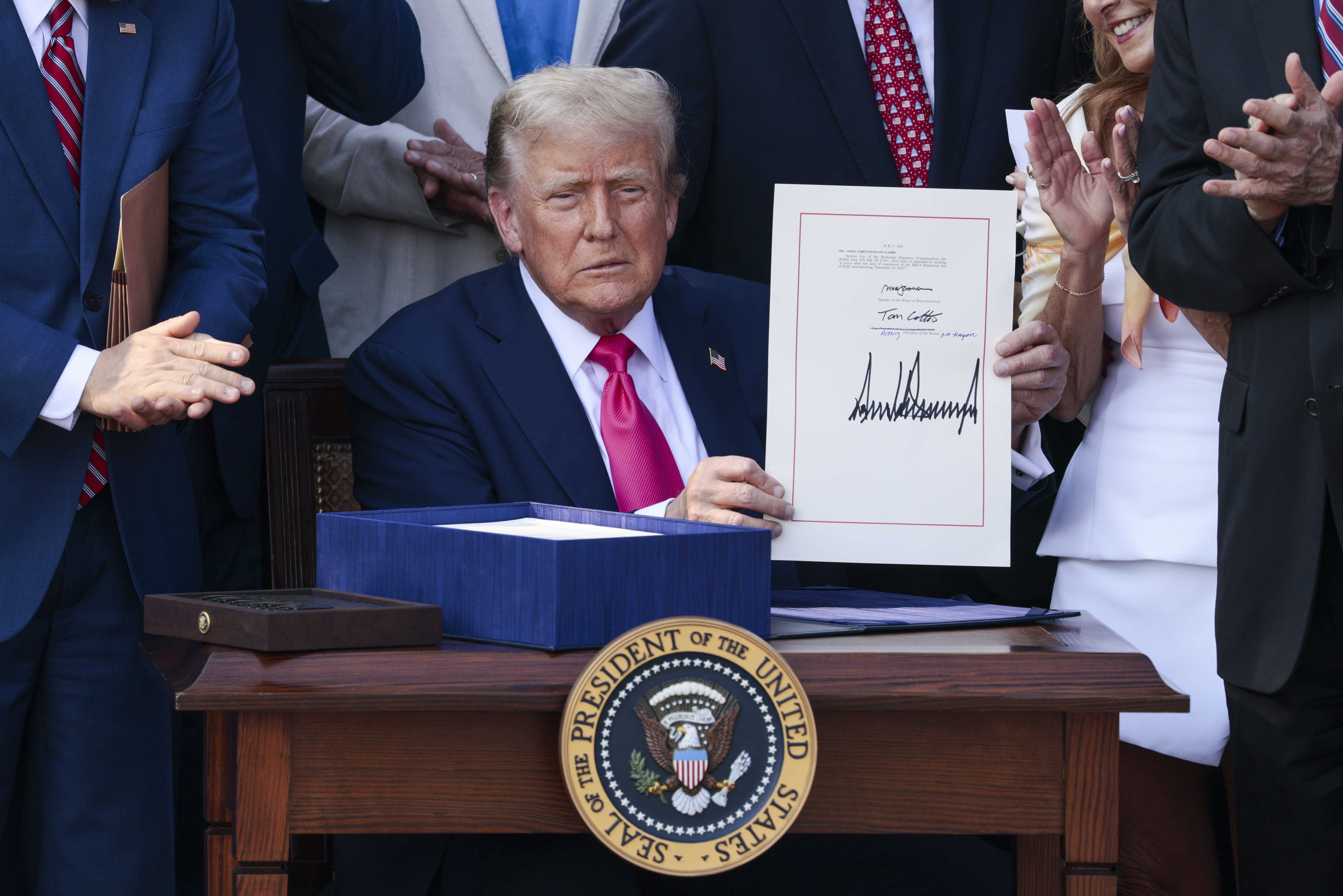 El presidente Donald Trump promulga su “Gran y Hermosa Ley” en el Jardín Sur de la Casa Blanca, este 4 de julio de 2025. (Foto Prensa Libre: EFE)