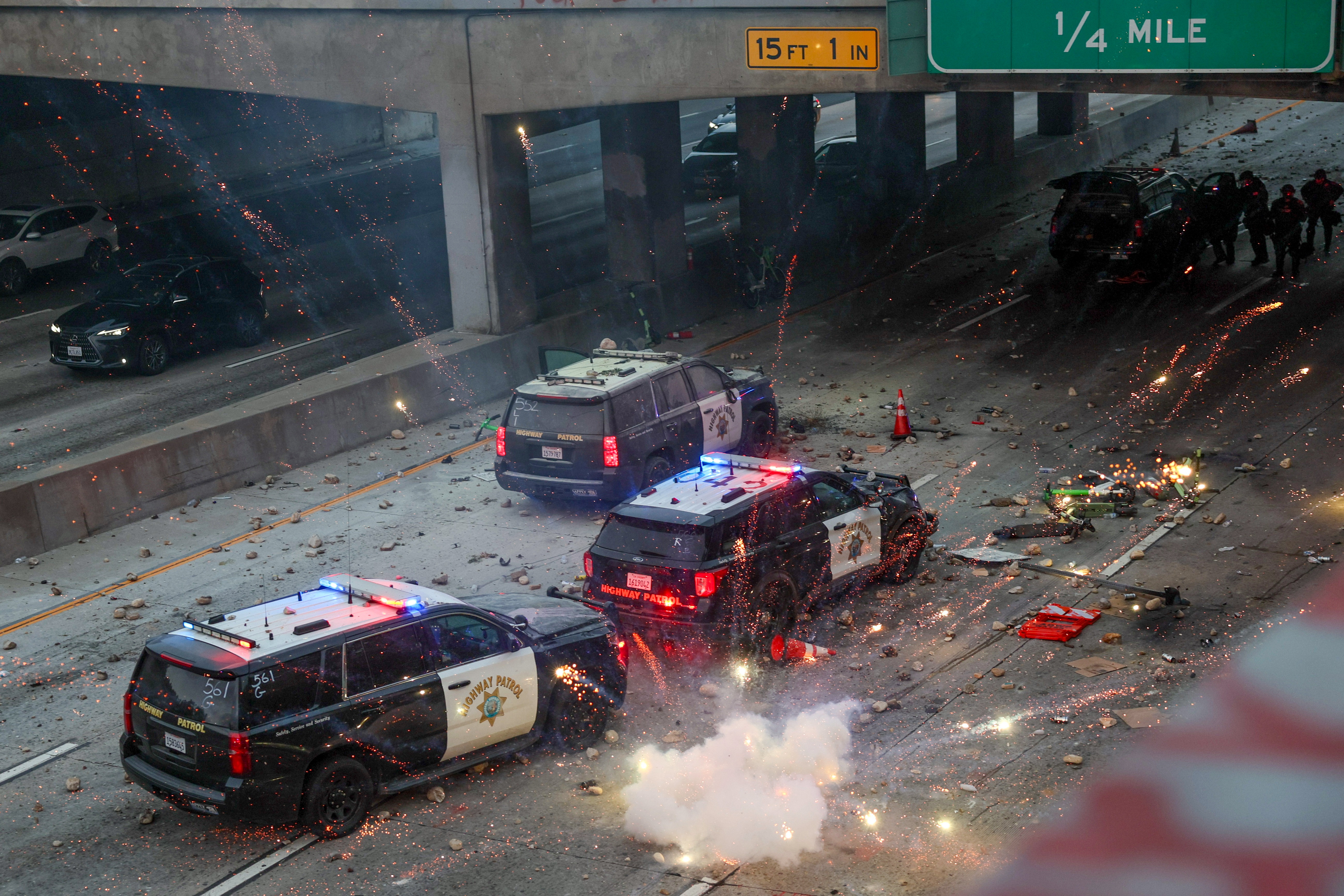 Imagen de archivo del 8 de junio de 2025, durante una protesta en contra de las redadas de ICE en Los Ángeles, California. (Foto Prensa Libre: EFE)
