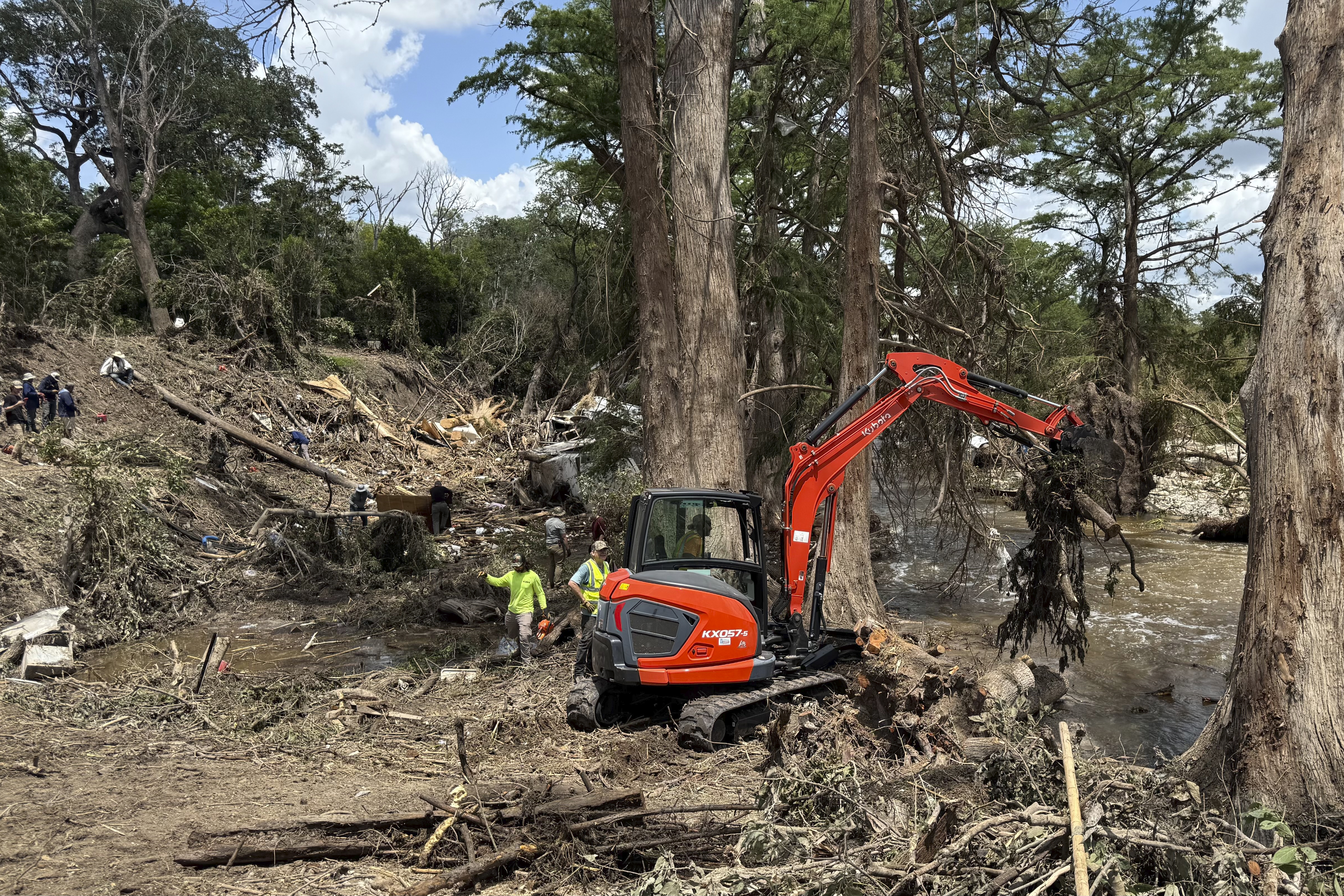 Socorristas continuaban ayer con la búsqueda de desaparecidos tras correntadas en Texas. (Foto Prensa Libre: EFE)