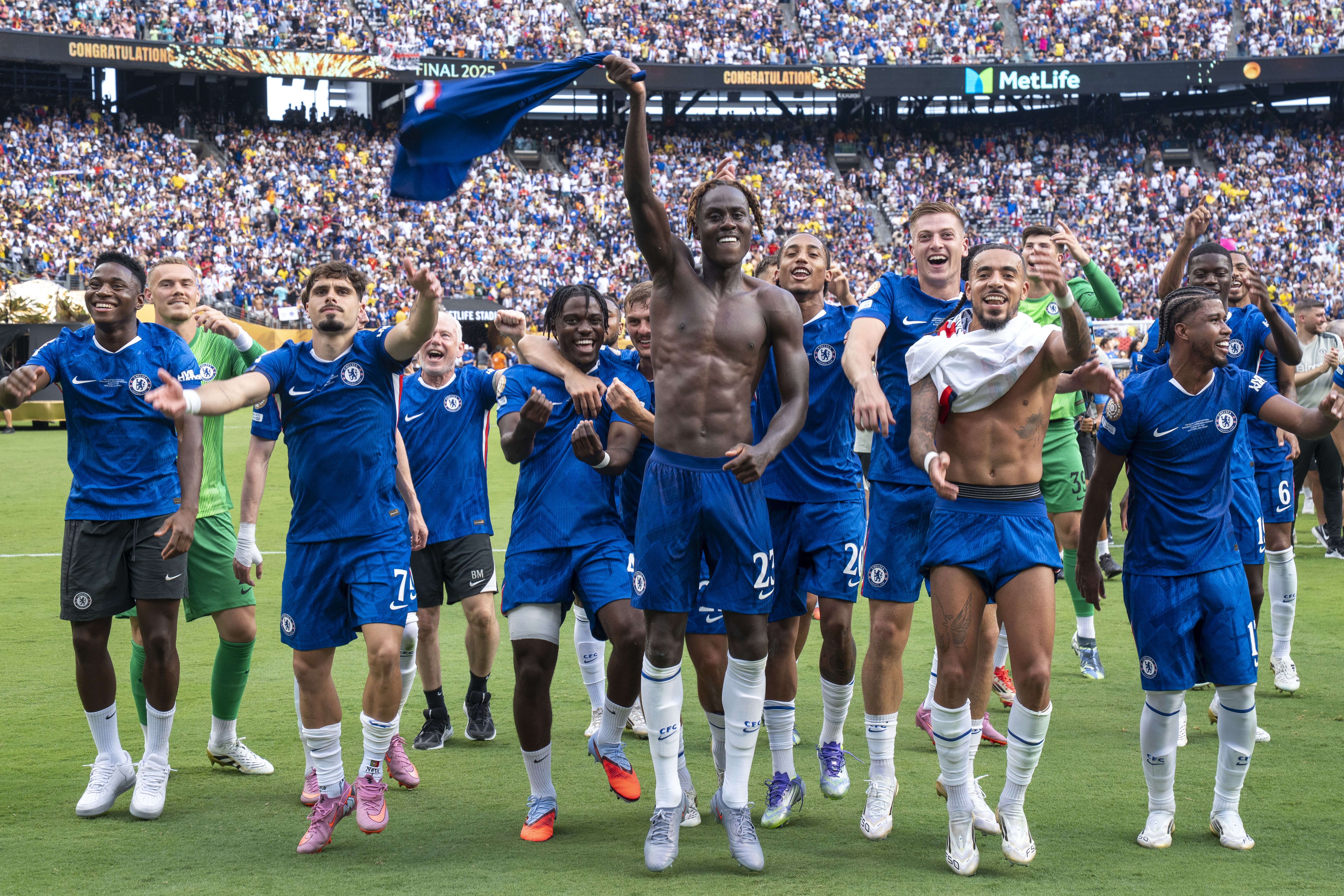AMDEP8243. NUEVA JERSEY (ESTADOS UNIDOS), 13/07/2025.- Jugadores de Chelsea celebran este domingo, durante la final del Mundial de Clubes entre Chelsea FC y París Saint-Germain (PSG) en el estadio MetLife en Nueva Jersey (Estados Unidos). EFE/ Ángel Colmenares