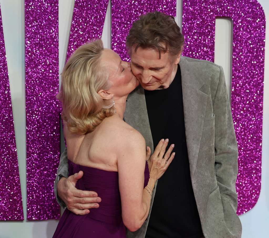 Liam Neeson y Pamela Anderson viven un romance de película
