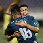 José Espinoza (d) de Antigua celebra un gol frente a Managua FC.