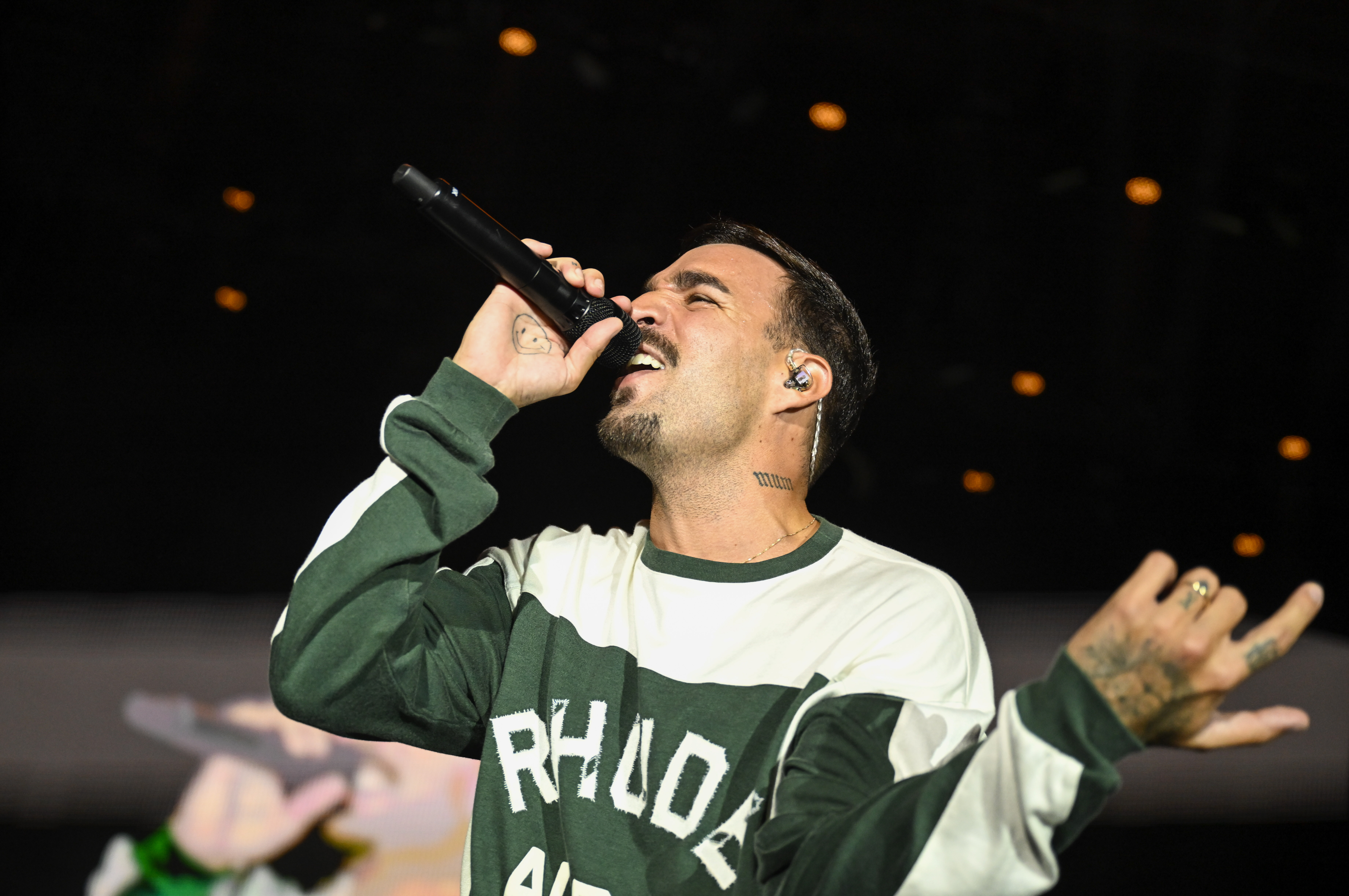 BURRIANA (CASTELLÓN), 31/07/2025.- El cantante Rels B durante el concierto ofrecido en la primera jornada del Arenal Sound que se celebra este jueves en la localidad castellonense de Burriana. EFE/Andreu Esteban