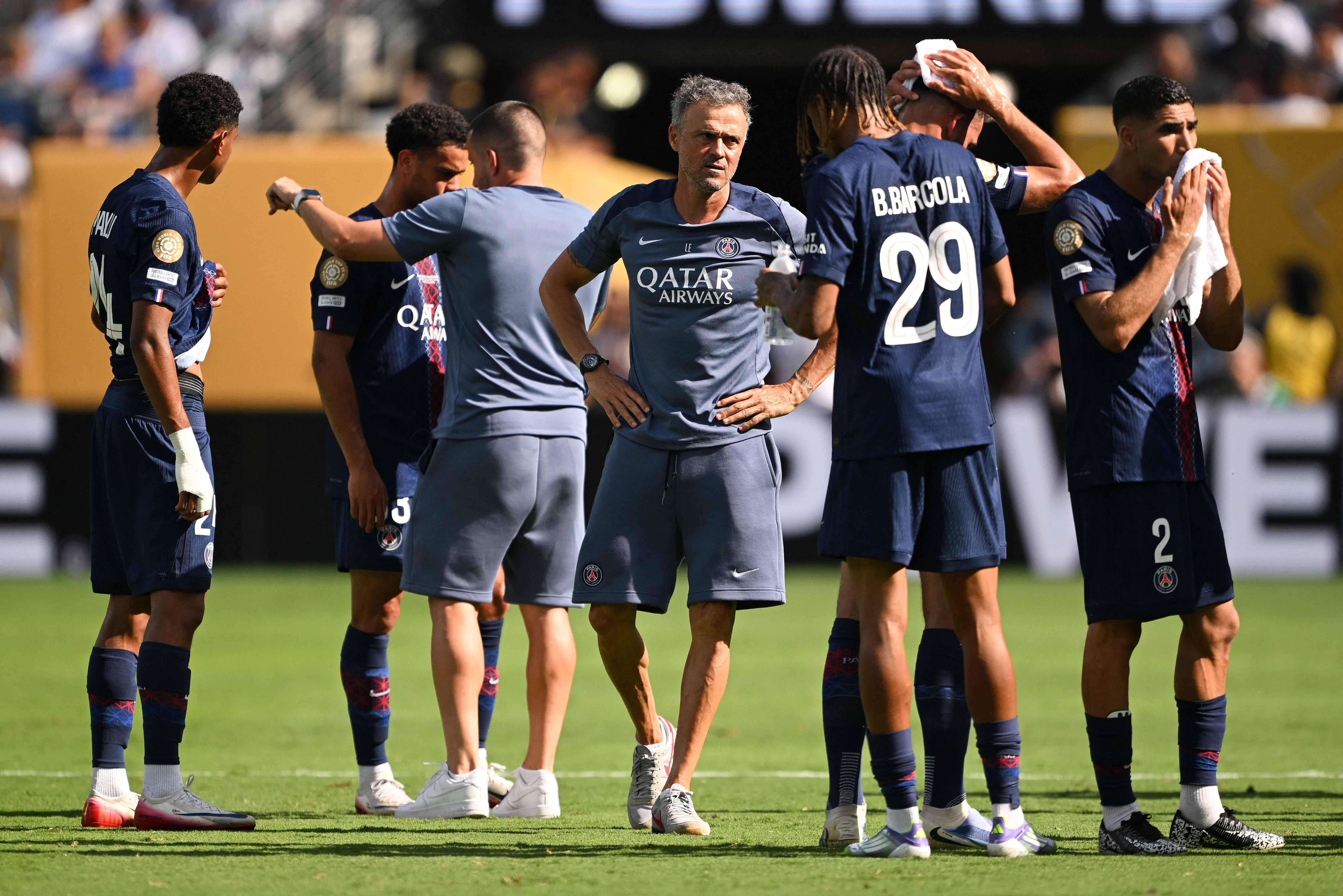 EAST RUTHERFORD, NEW JERSEY - JULY 09: Luis Enrique, Head Coach of Paris Saint-Germain, gives instructions to his players in a cooling break during the FIFA Club World Cup 2025 semi-final match between Paris Saint-Germain and Real Madrid CF at MetLife Stadium on July 09, 2025 in East Rutherford, New Jersey.   David Ramos/Getty Images/AFP (Photo by David Ramos / GETTY IMAGES NORTH AMERICA / Getty Images via AFP)