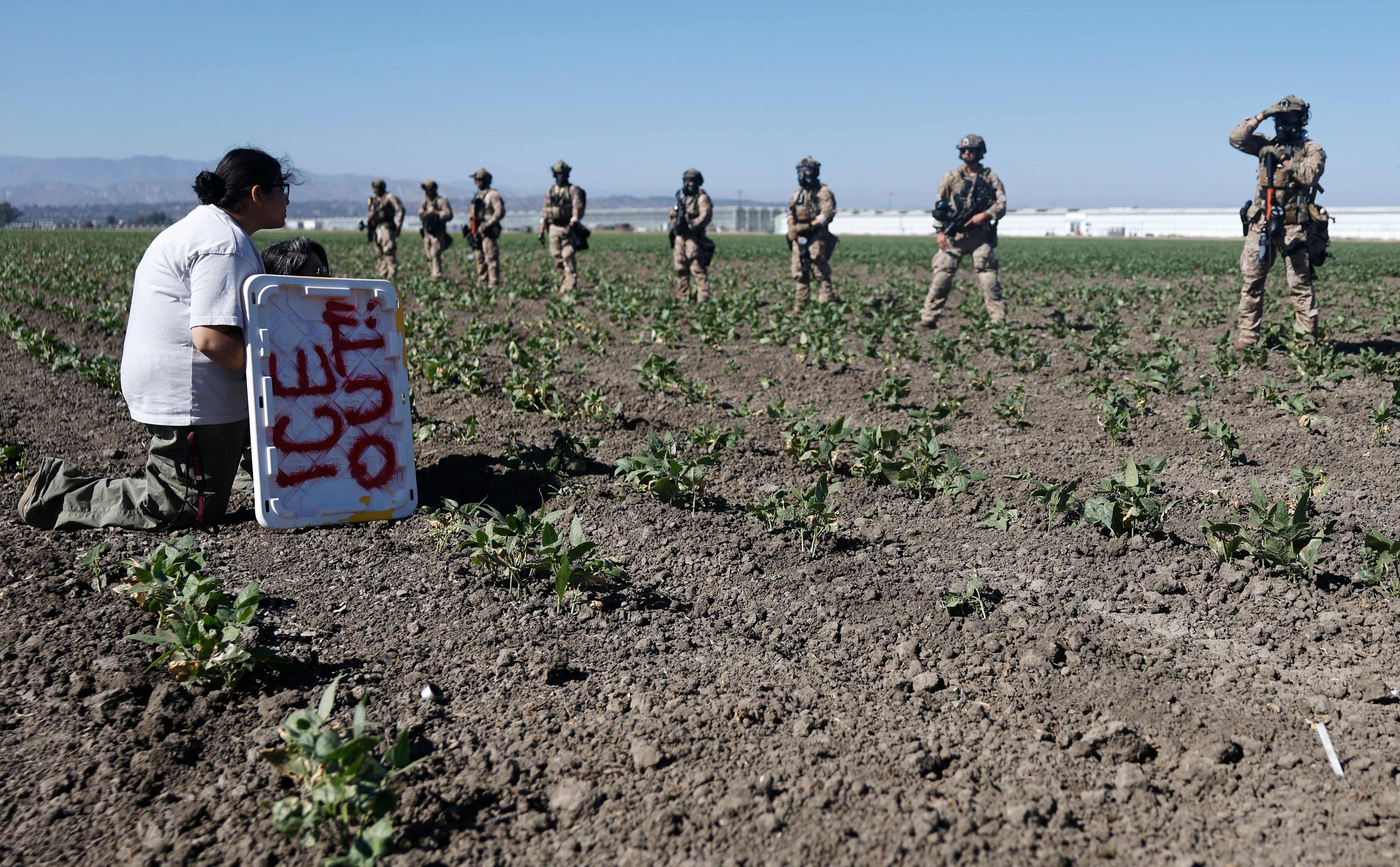 Imagen de referencia. Agentes federales efectúan redadas en California. (Foto Prensa Libre: AFP)