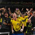 Hinchas del Columbus Crew celebran en las gradas del estadio TQL, luego del triunfo sobre FC Cincinnati, el 12 de julio del 2025, en Cincinnati, Ohio.