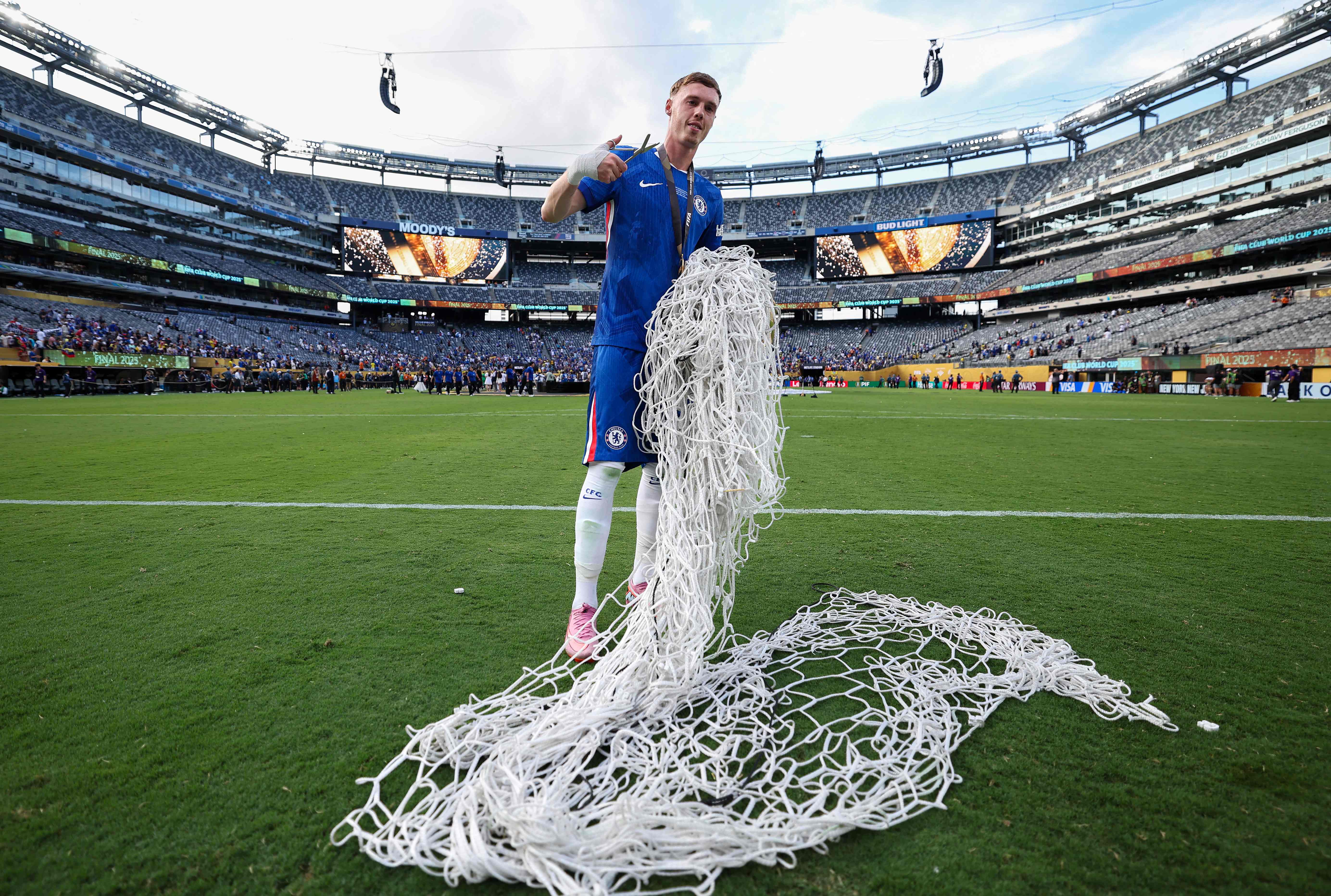 EAST RUTHERFORD, NEW JERSEY - JULY 13: Cole Palmer #10 of Chelsea FC pose for a photo after cutting the down the net following the FIFA Club World Cup 2025 Final match between Chelsea FC and Paris Saint-Germain at MetLife Stadium on July 13, 2025 in East Rutherford, New Jersey.   Buda Mendes/Getty Images/AFP (Photo by Buda Mendes / GETTY IMAGES NORTH AMERICA / Getty Images via AFP)