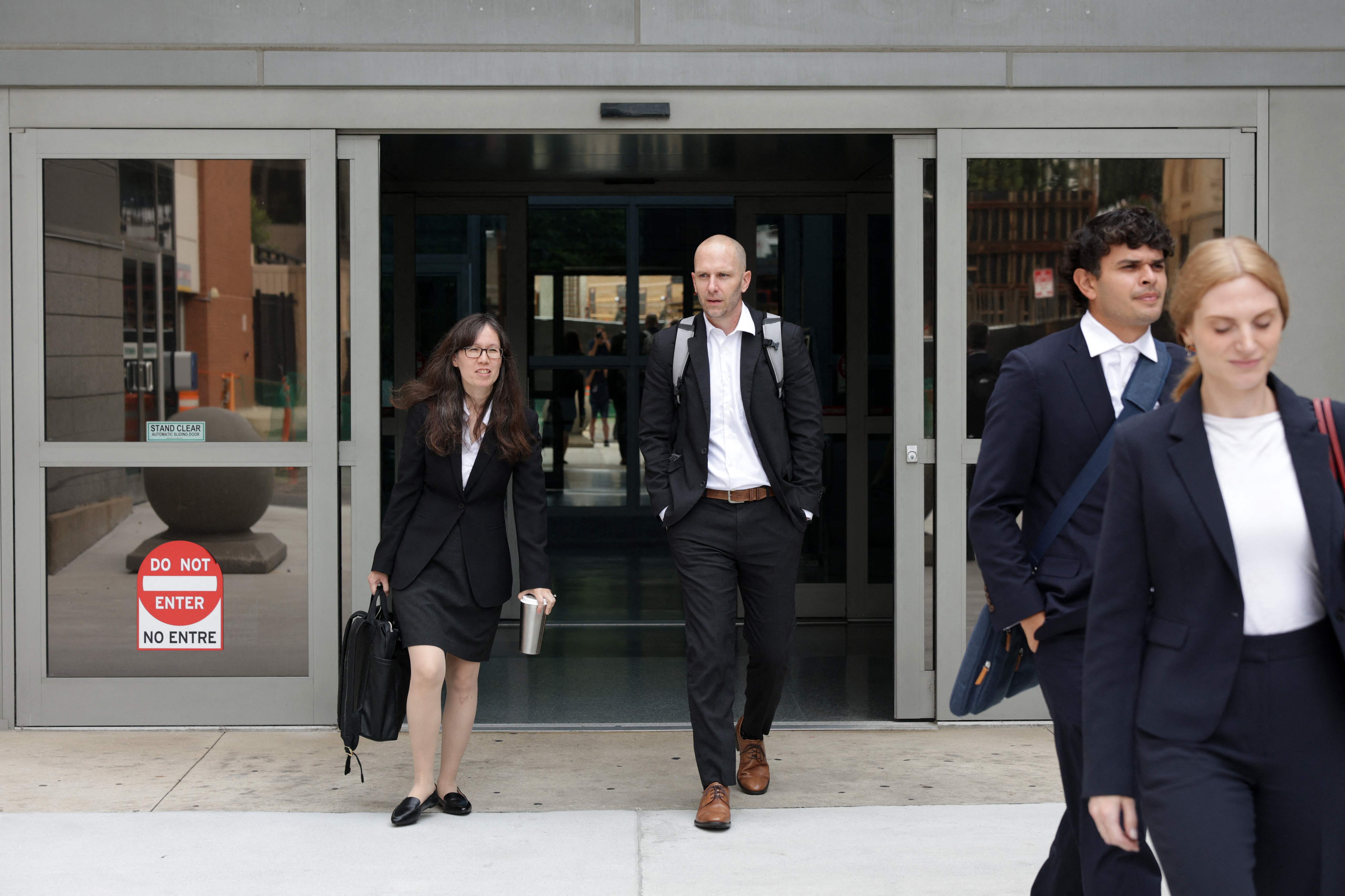 Max Huffman, abogado de los demandantes, abandona el Centro de Justicia Leonard L. Williams el 16 de julio de 2025 en Wilmington, Delaware. (Foto Prensa Libre: AFP)