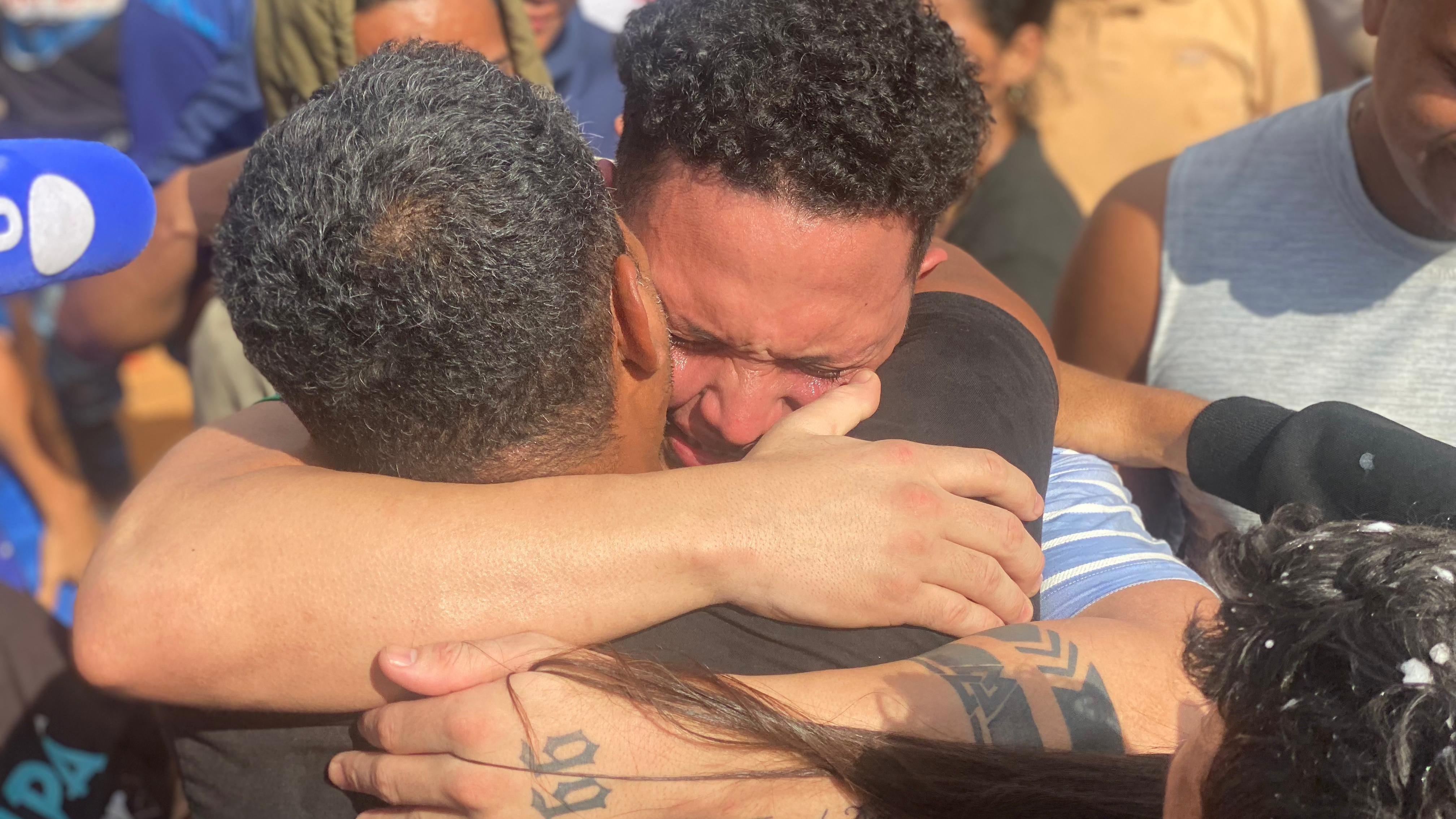 El joven venezolano Mervin Yamarte, repatriado a su nación tras estar preso en el CECOT de El Salvador por más de cuatro meses, llora al abrazar a un familiar en el barrio Los Pescadores, en Maracaibo.

Gustavo Ocando