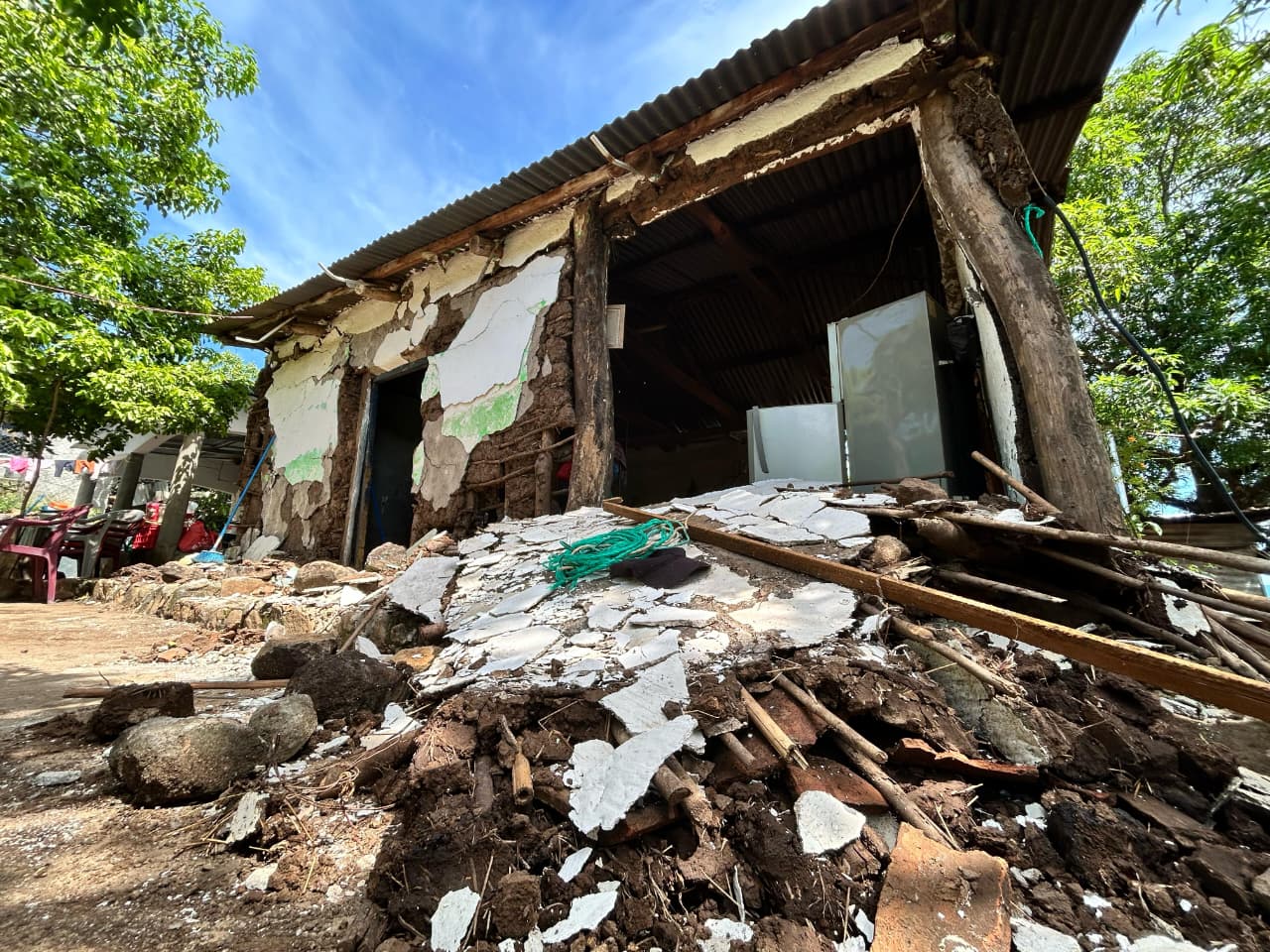 Vecinos de Los Ranchos, en Comapa, permanecen a la intemperie junto a los restos de sus casas derrumbadas tras los temblores. Foto Prensa Libre: Carlos Ochoa