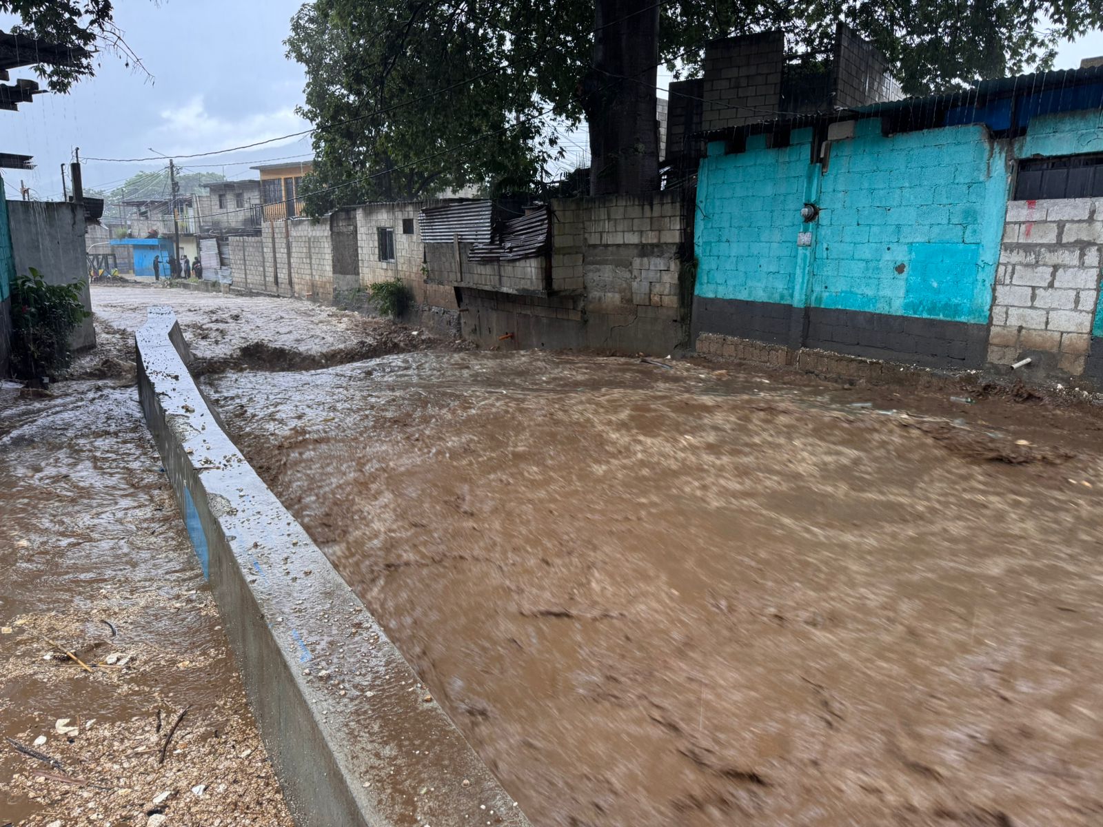 Correntadas del arroyo Zanjón Malena causan daños en distintos sectores de Amatitlán. (Foto Prensa Libre: ) 