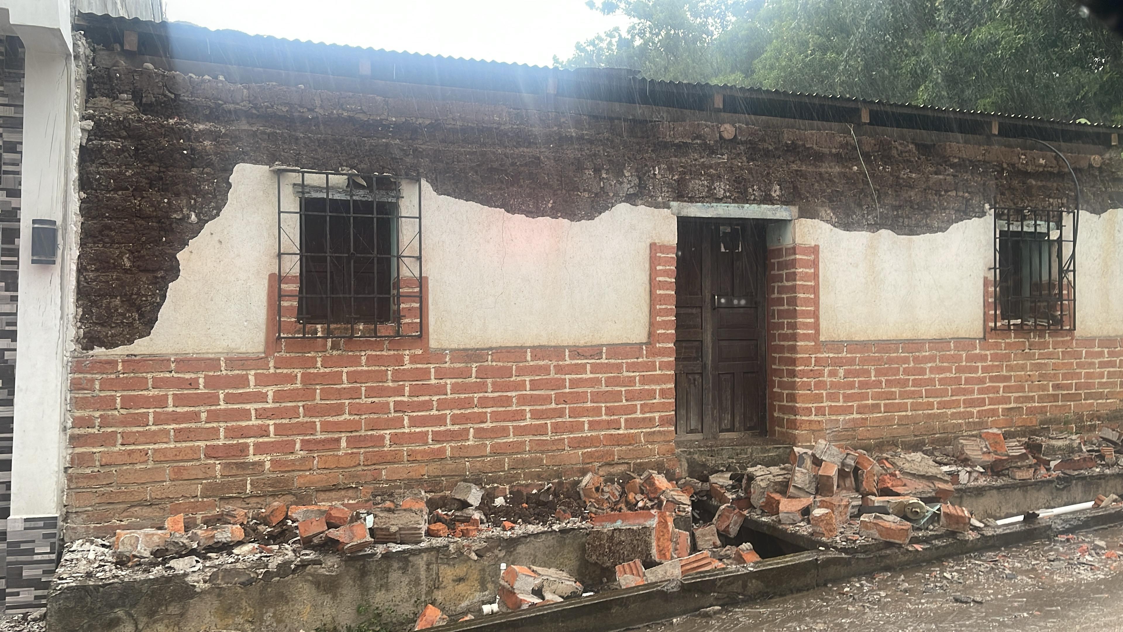 Varias viviendas de Comapa y Zapotitlán, en Jutiapa, presentan daños tras los temblores. (Foto Prensa Libre: CBV)