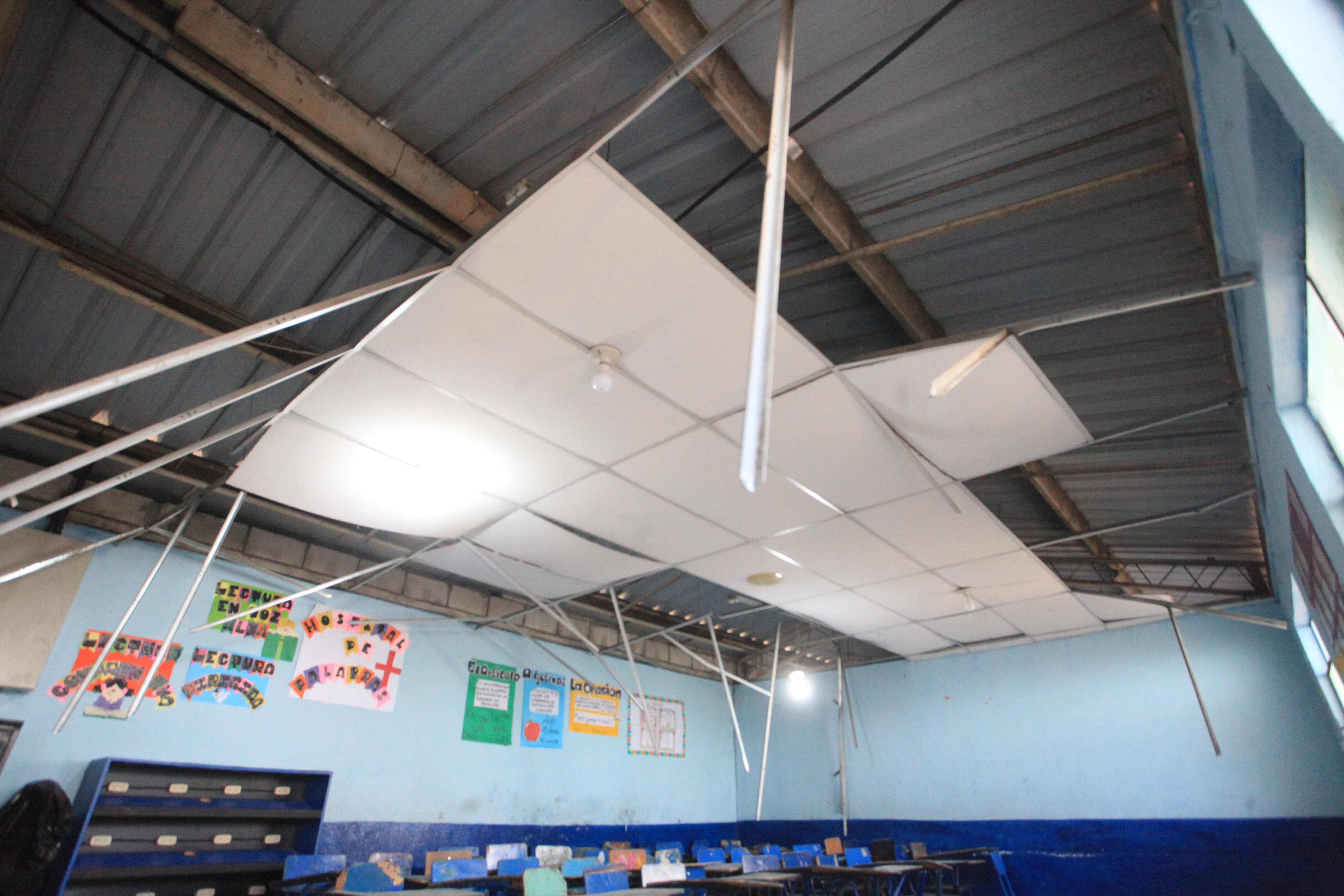 
El edificio de la Escuela Oficial Rural Mixta 669, de Villa Nueva, muestra severos daños tras los recientes sismos. (Foto Prensa Libre: Carlos Ochoa)
