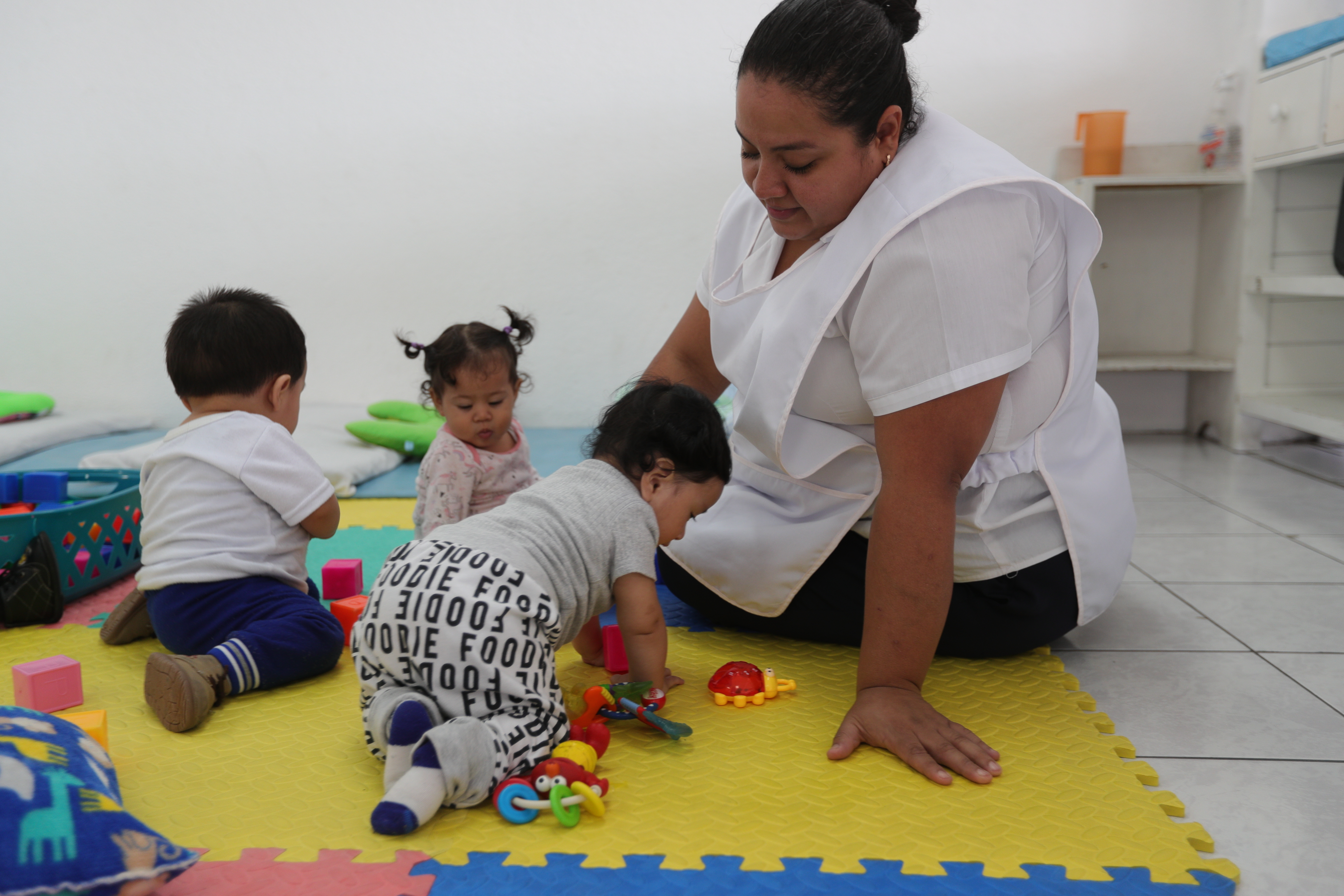 Miles de madres guatemaltecas enfrentan de manera cotidiana el dilema entre trabajar o cuidar a sus hijos, debido a la falta de servicios públicos de guardería. (Foto Prensa Libre: Belinda S. Martínez)