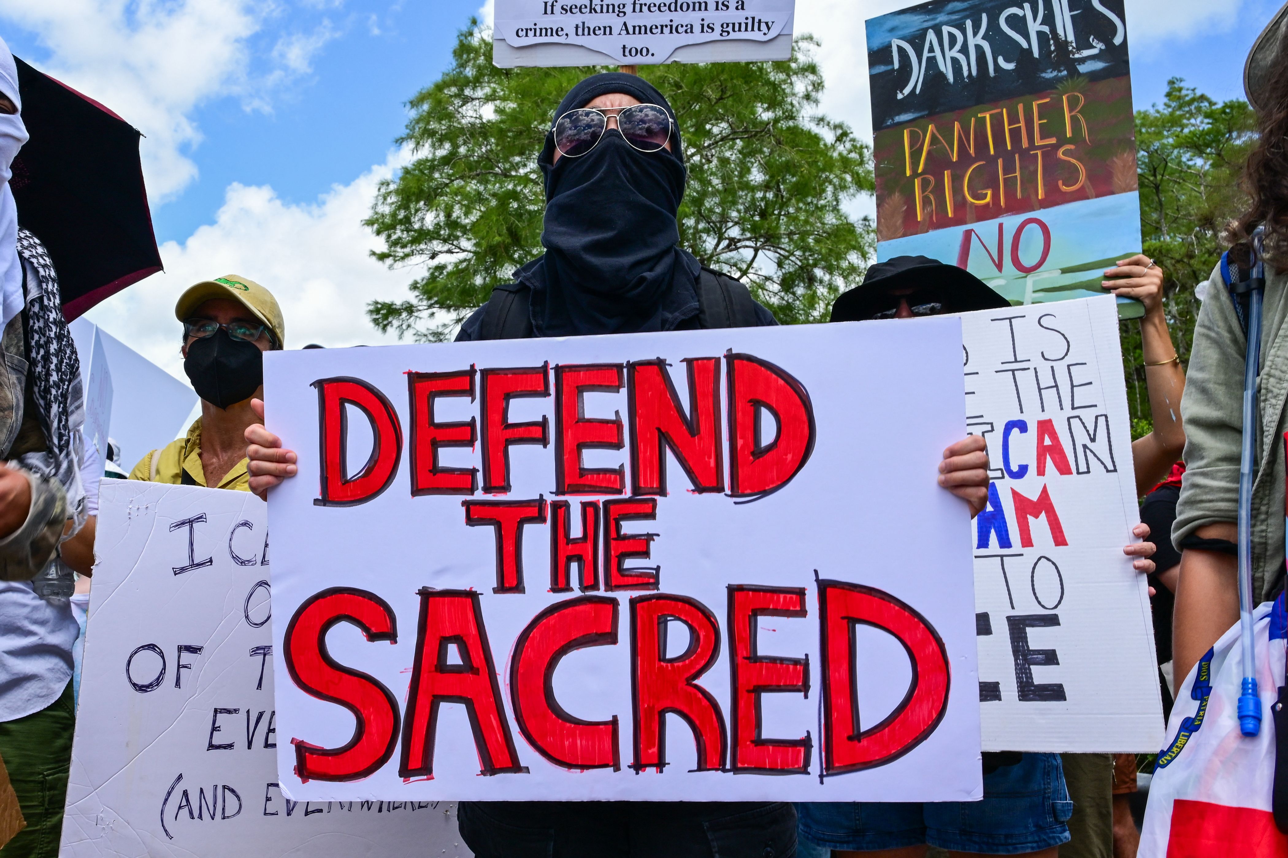Manifestantes aseguran que el centro Alligator Alcatraz altera y amenaza el delicado ecosistema de los Everglades. (Foto Prensa Libre: AFP)