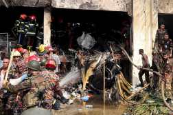 El servicio de bomberos y el personal de seguridad de Bangladesh realizan una operación de búsqueda y rescate en el lugar del accidente. (Foto Prensa Libre: AFP)