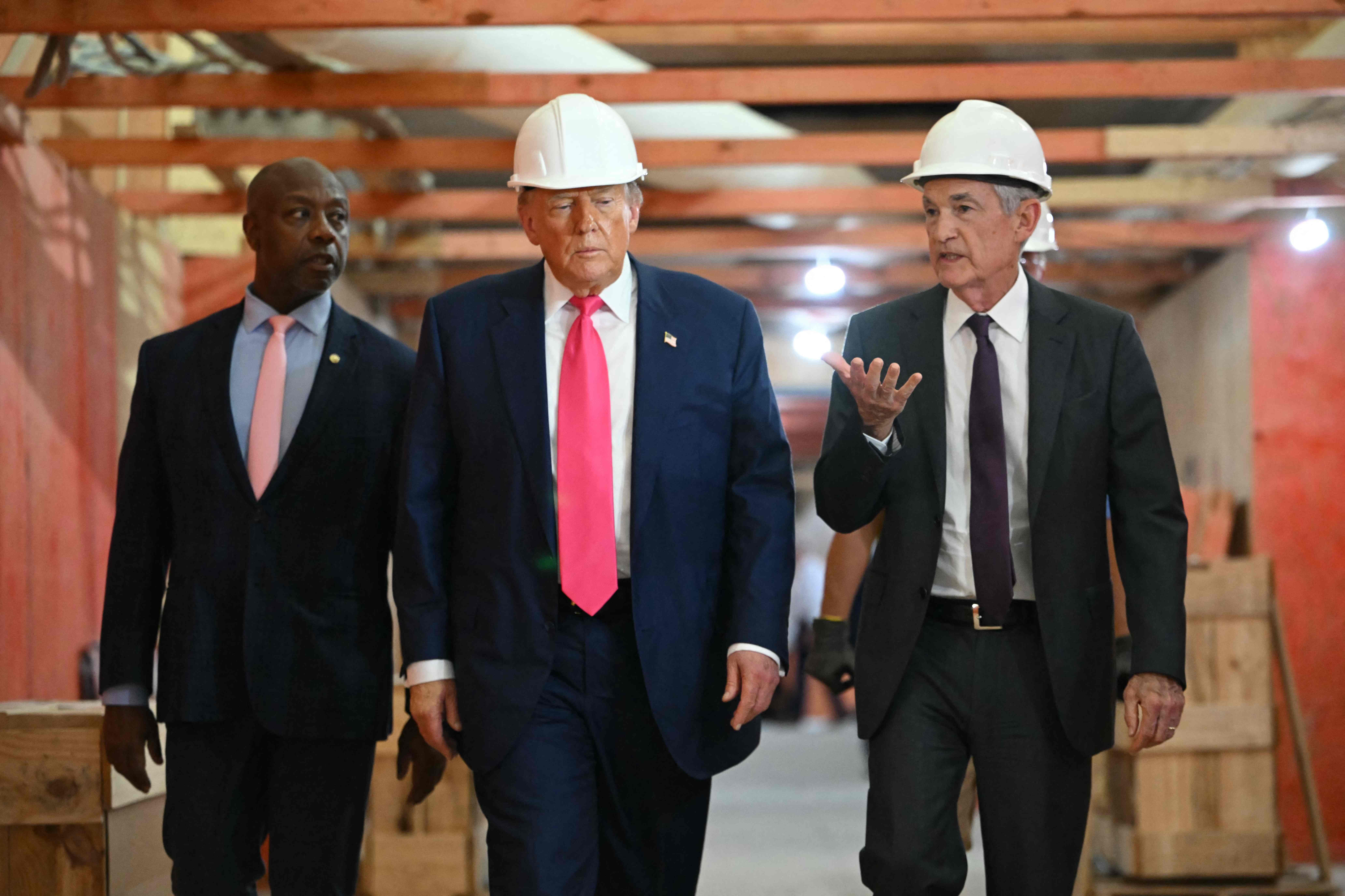 El jefe de la Reserva Federal, Jerome Powell, recibe al presidente Donald Trump.  (Foto Prensa Libre: AFP)