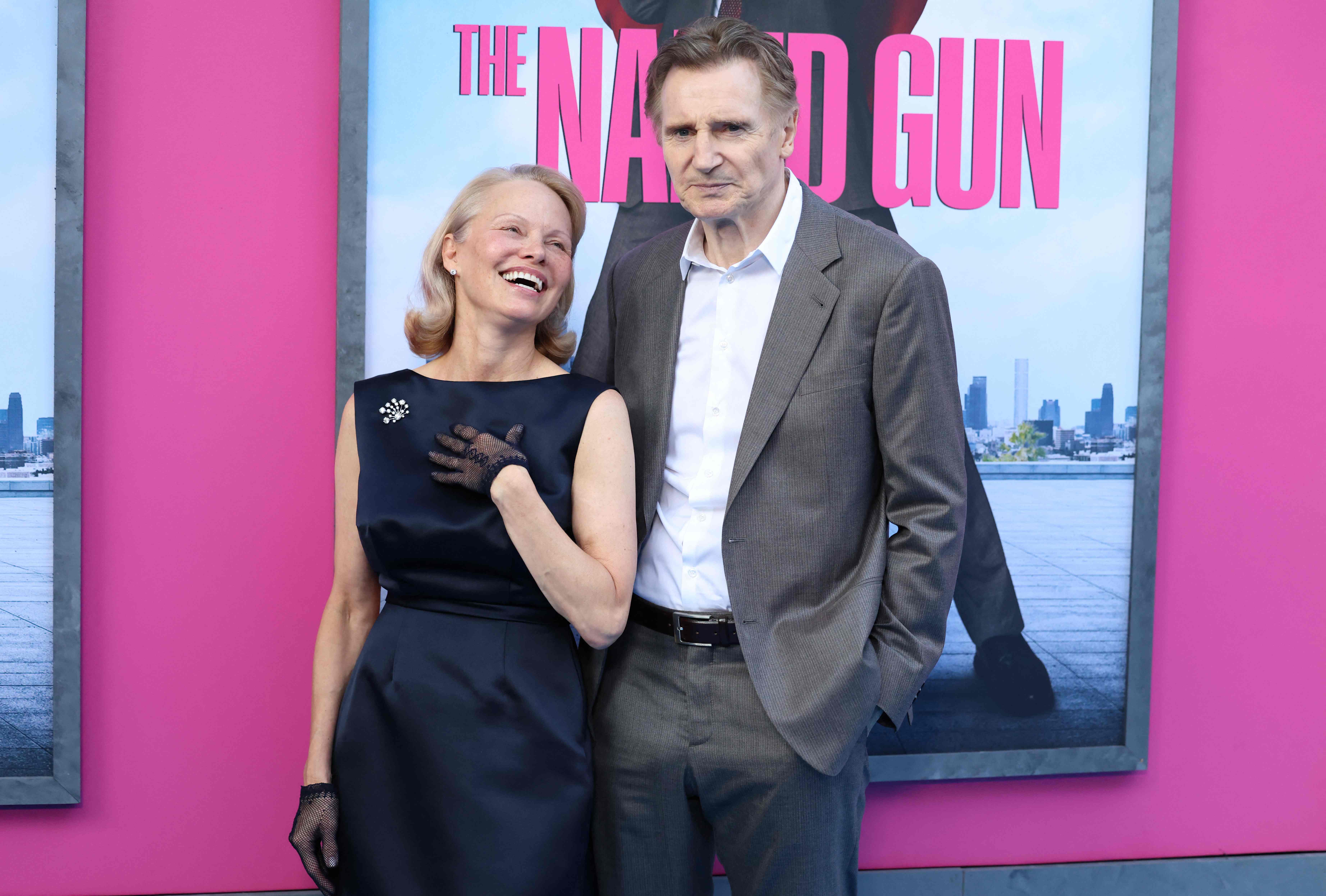 Liam Neeson y Pamela Anderson viven un romance de película