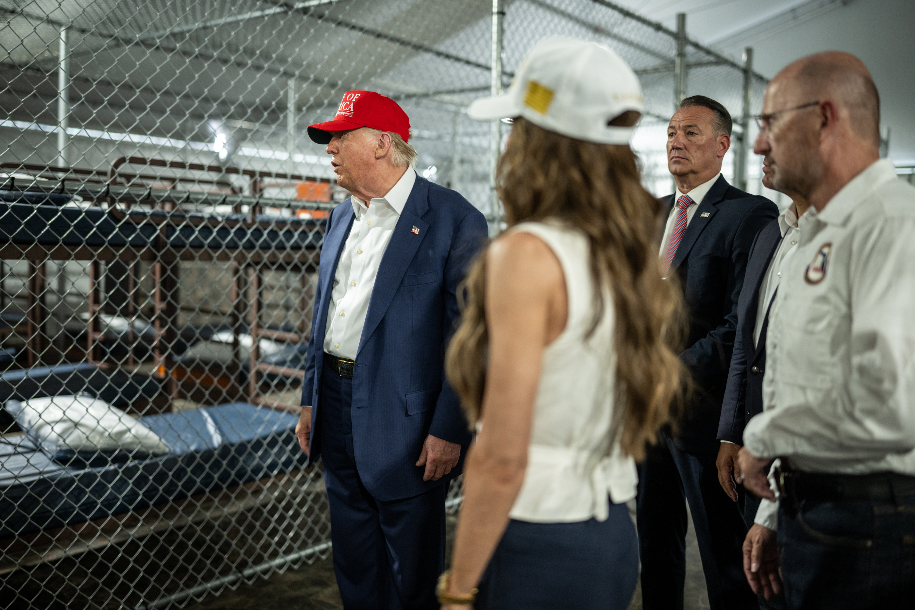 Trump visita centro de migrantes en humedal de Florida en medio de burlas sobre caimanes