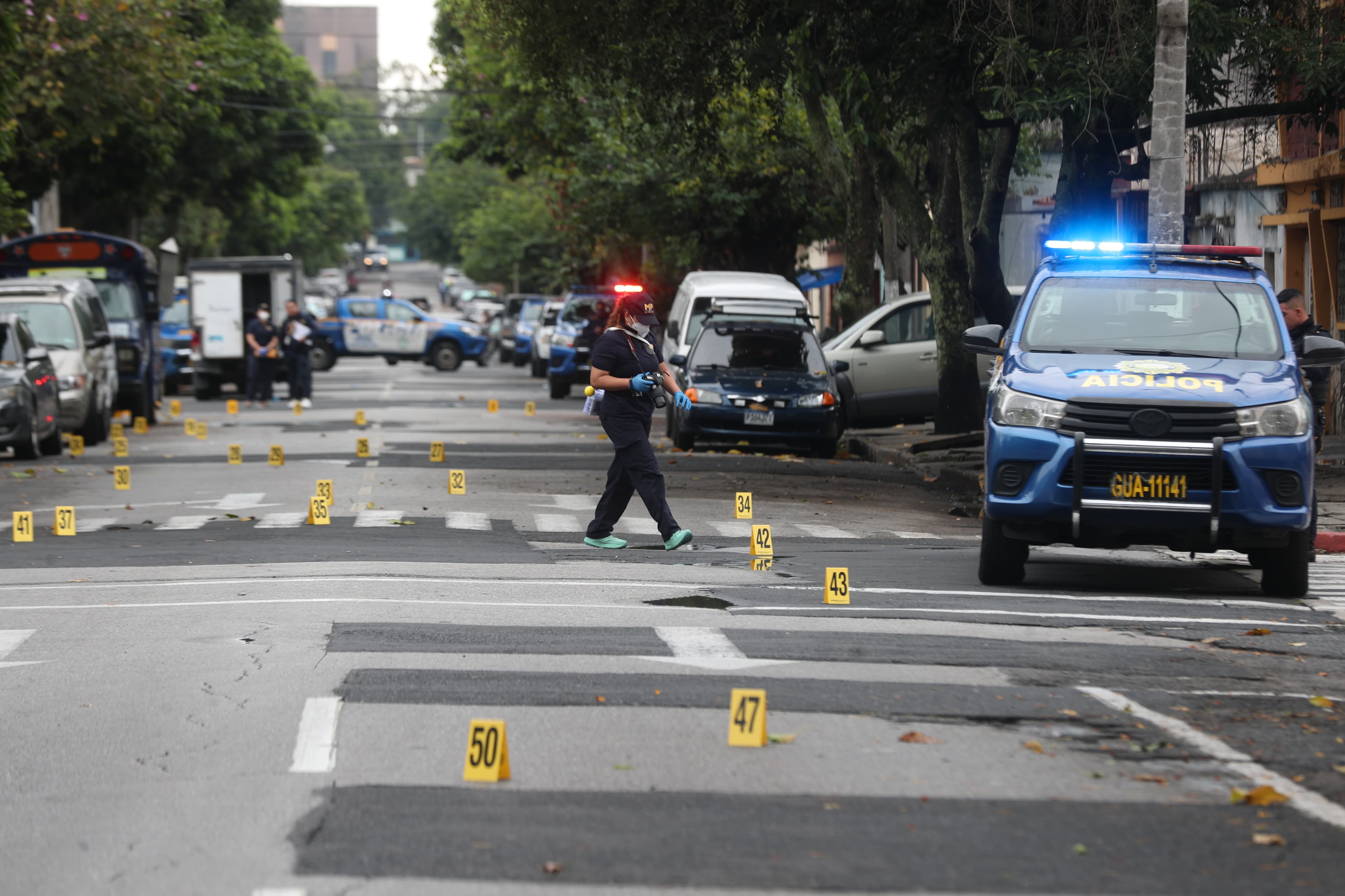 Autoridades reúnen indicios en funeraria de la zona 1 de la capital donde siete personas perdieron la vida. (Foto Prensa Libre: Óscar Vásquez)
