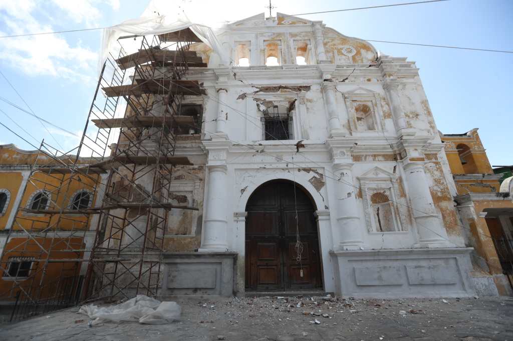 Carretera en Santa Maria de Jesus obstruida por derrumbes y caida de piedras de gran tamano tras el sismo de magnitud 5.7 en Guatemala (5)