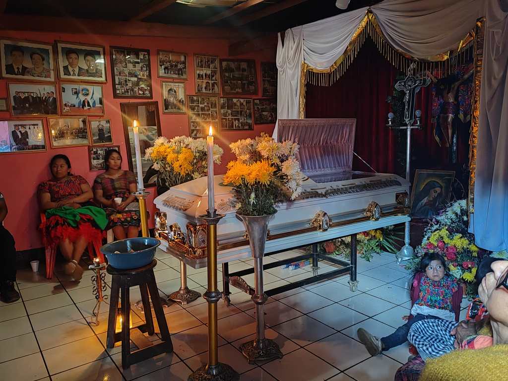 Velorio de un menor de 13 años fallecido por un deslave en Santa María de Jesús.