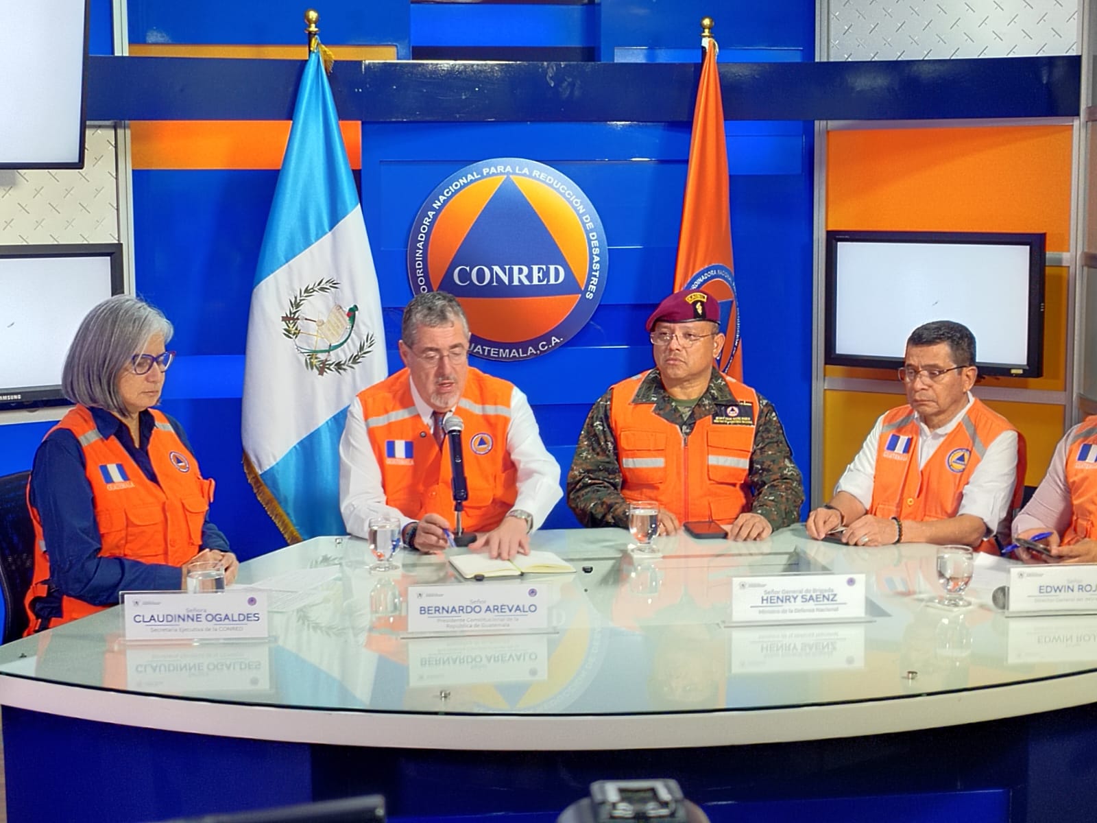 Conferencia de prensa (2)