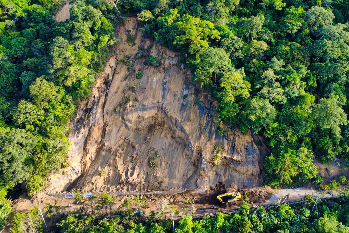 El Ministerio de Comunicaciones termina de retirar los escombros de un derrumbe en la ruta que conecta San Juan del Obispo y Santa María de Jesús, Sacatepéquez. (Foto Prensa Libre: Covial).